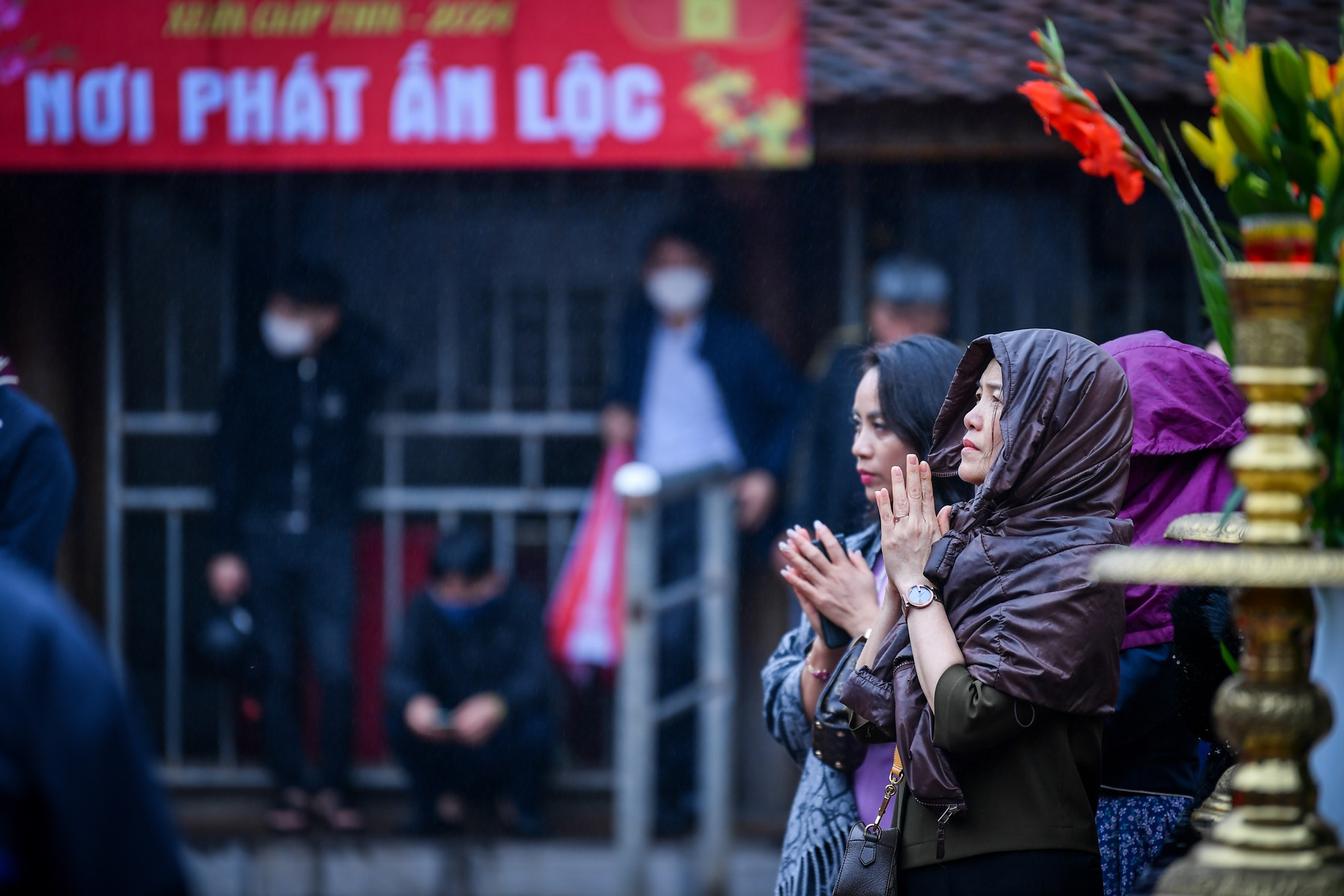Cũng giống chị Nguyệt, nhiều du khách bày tỏ niềm phấn khởi khi tới dự lễ khai ấn đền Trần năm nay. Chị Ánh tới từ Hà Nội cho hay, năm nào chị cũng tới đền Trần để cầu bình an cho gia đình. "Tôi không đặt nặng việc xin ấn, quan trọng là đến cầu bình an", chị cho hay.