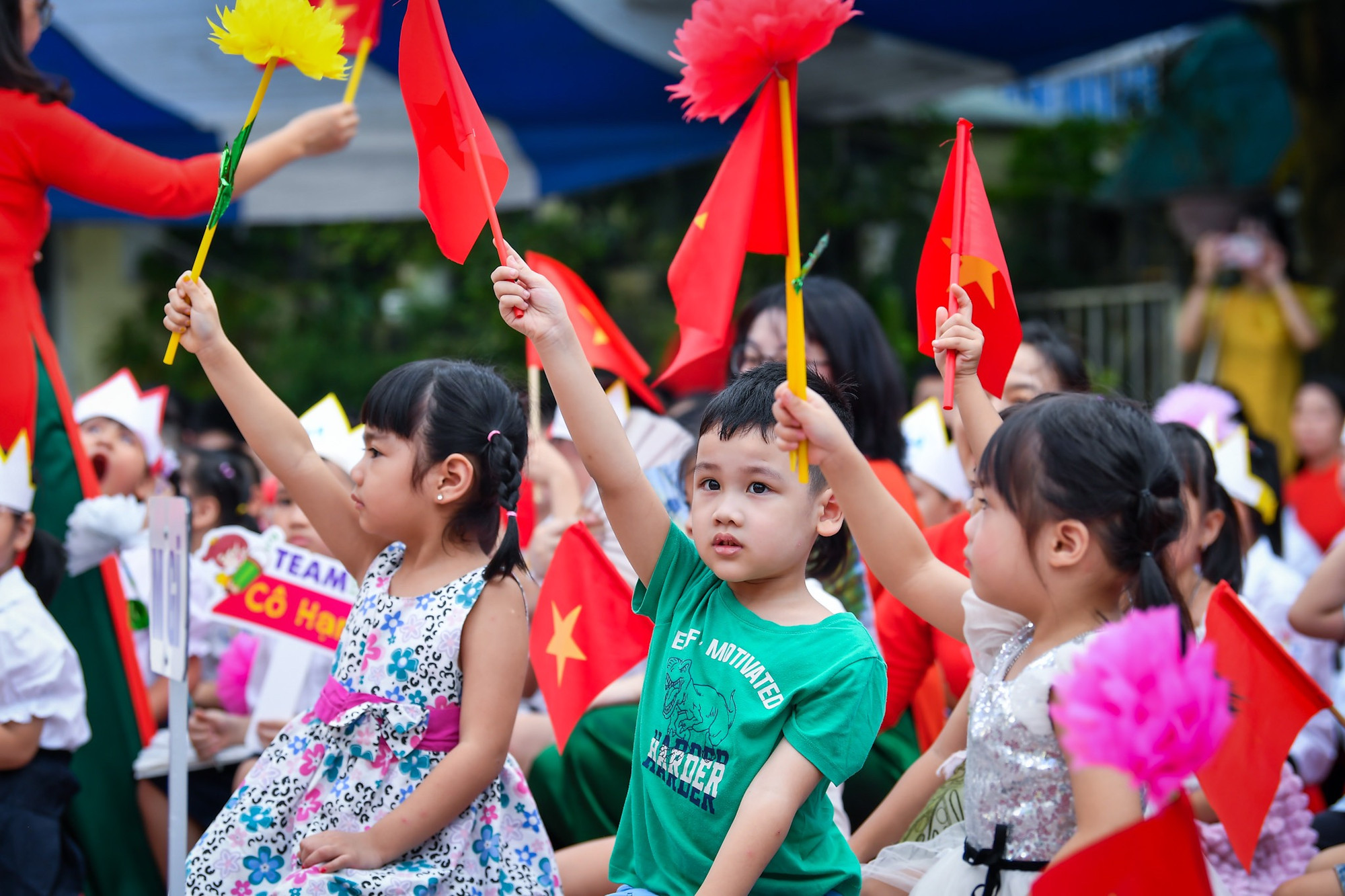 Những học sinh khối 1 không giấu nổi sự bỡ ngỡ trên gương mặt.