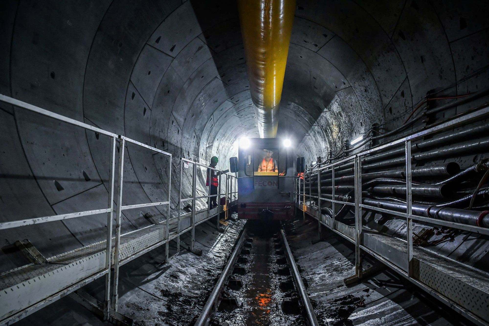 Sau khi vận chuyển hệ thống vách hầm vào vị trí lắp đặt, hệ thống xe công vụ sẽ có nhiệm vụ khác là nhận bùn thải để vận chuyển ra bên ngoài.