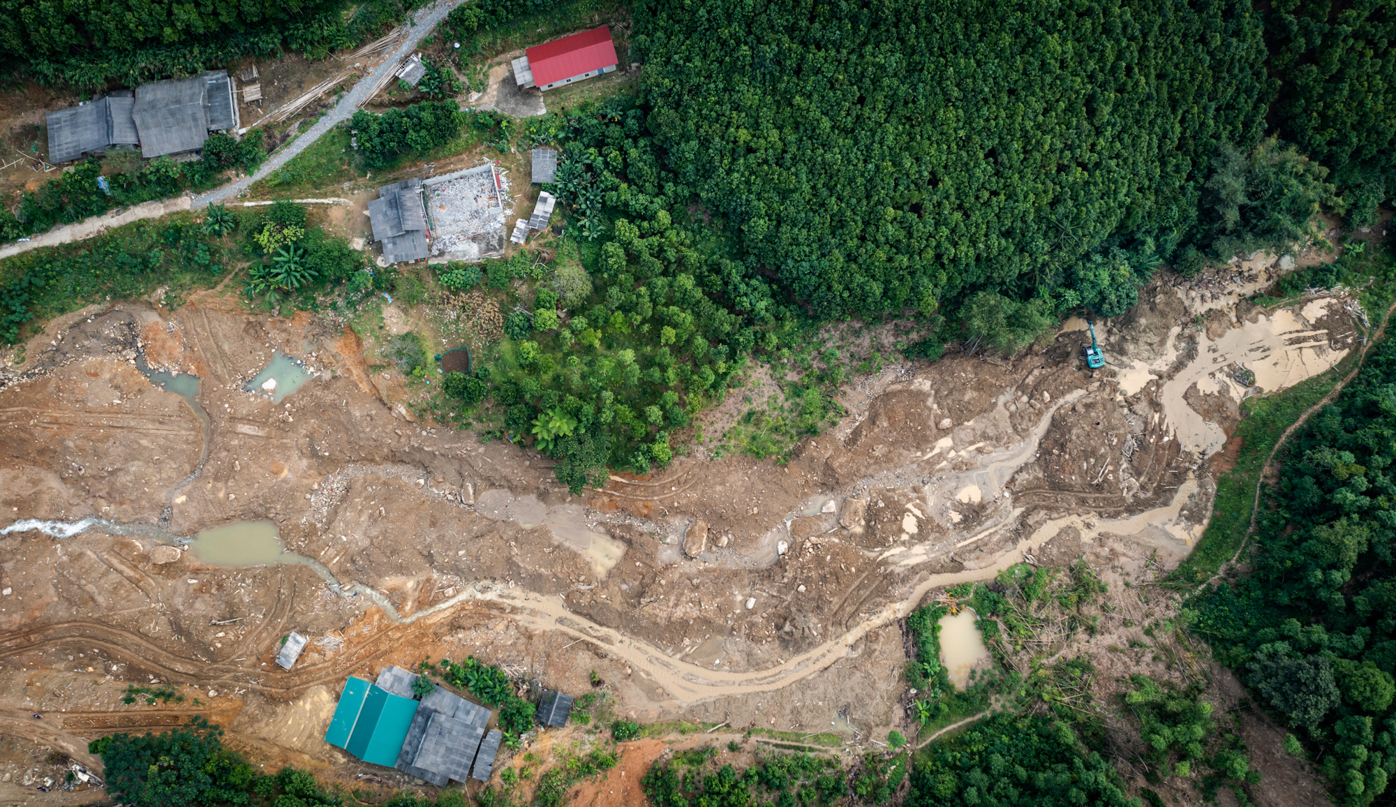 Đất đá chảy thành dòng, cuốn phăng đi 15 căn nhà tại Nậm Tông. Đến đầu tháng 11, vẫn còn 1 nạn nhân chưa tìm được thi thể. Nỗi đau Nậm Tông vẫn rỉ máu, như dòng bùn đất ngầu lên mỗi khi mưa đổ về...