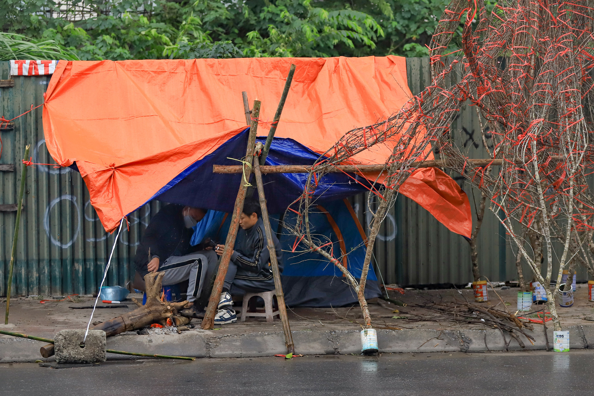 Đến sáng 23/1, nhiệt độ tại Hà Nội tiếp tục giảm sâu. Theo thông tin từ Trung tâm Dự báo Khí tượng thủy văn, đây là đợt lạnh nhất của Thủ đô tính từ đầu mùa đông năm nay.