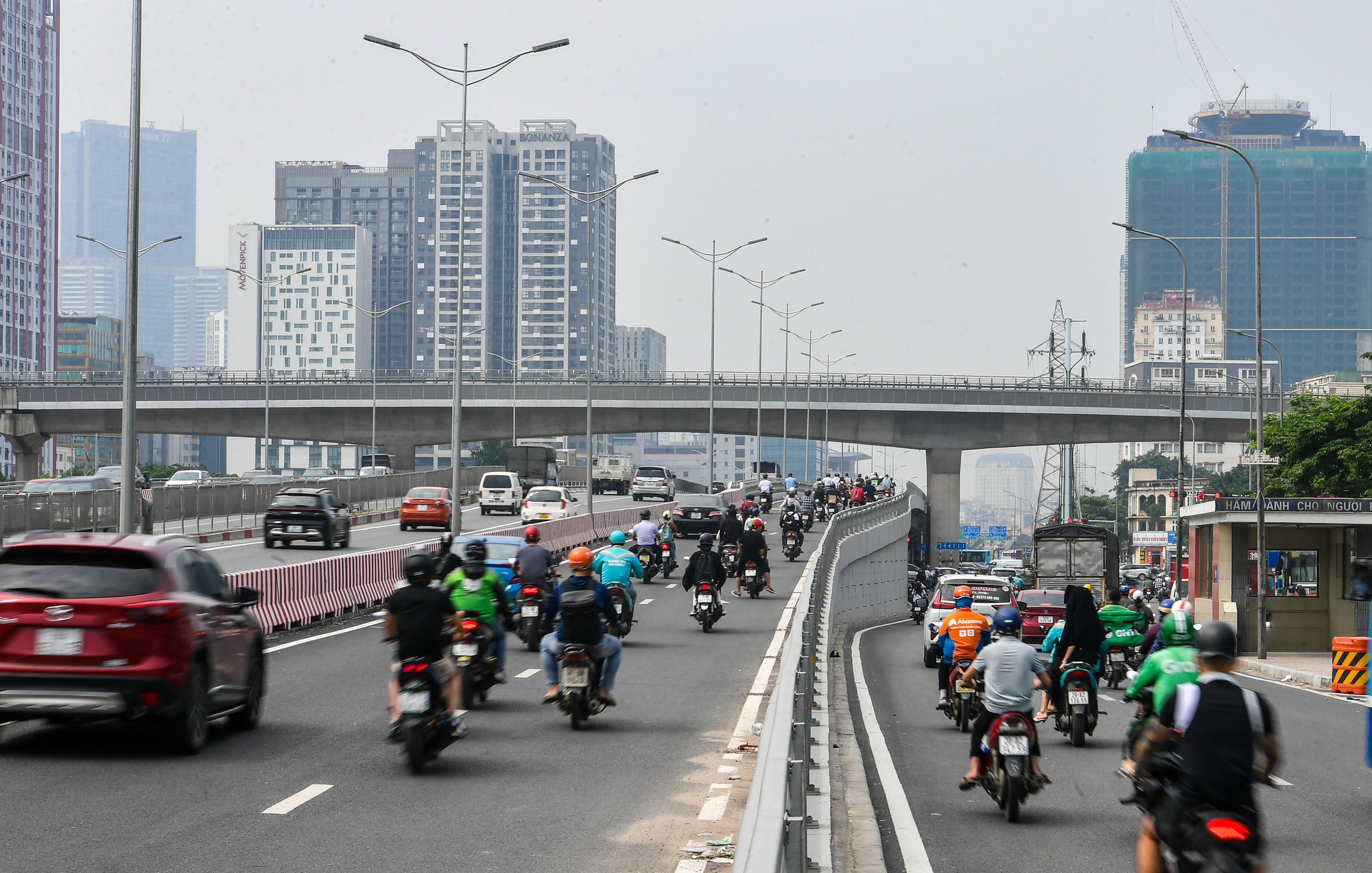 Các phương tiện lưu thông thuận tiện qua cầu vượt Mai Dịch sáng 14/5.