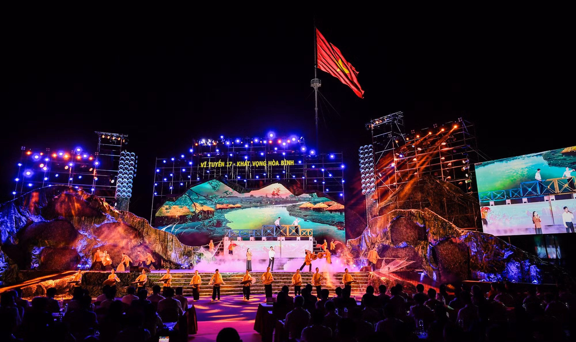 Tiết mục Câu hò bên bến Hiền Lương được dàn dựng công phu mang lại cảm xúc đặc biệt cho khán giả tham dự chương trình Vĩ tuyến 17 - Khát vọng hòa bình. Tiết mục Câu hò bên bến Hiền Lương được dàn dựng công phu mang lại cảm xúc đặc biệt cho khán giả tham dự chương trình Vĩ tuyến 17 - Khát vọng hòa bình.