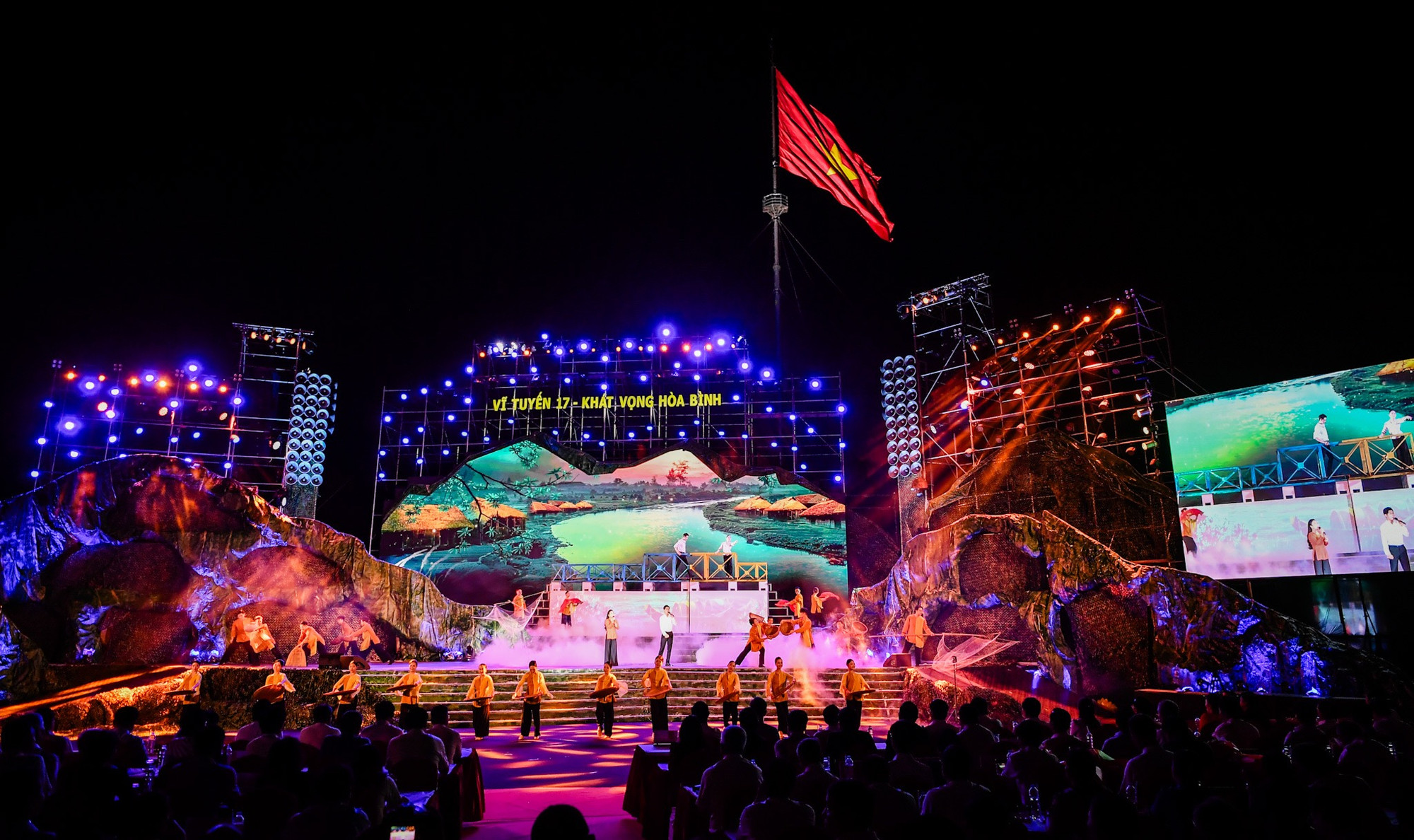 Tiết mục Câu hò bên bến Hiền Lương được dàn dựng công phu mang lại cảm xúc đặc biệt cho khán giả tham dự chương trình Vĩ tuyến 17 - Khát vọng hòa bình.