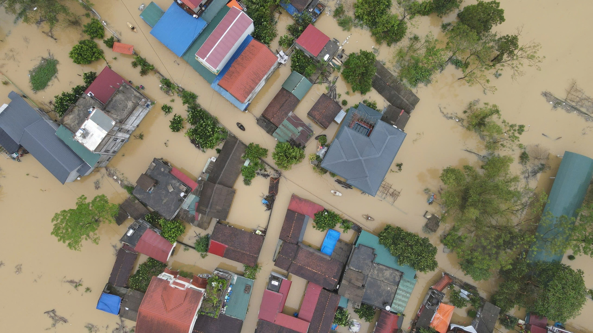 Mưa lớn kéo dài khiến nước sông Bùi tràn qua đê, nhiều nhà dân thuộc các xã Tân Tiến, Nam Phương Tiến (huyện Chương Mỹ)... lại ngập trắng.