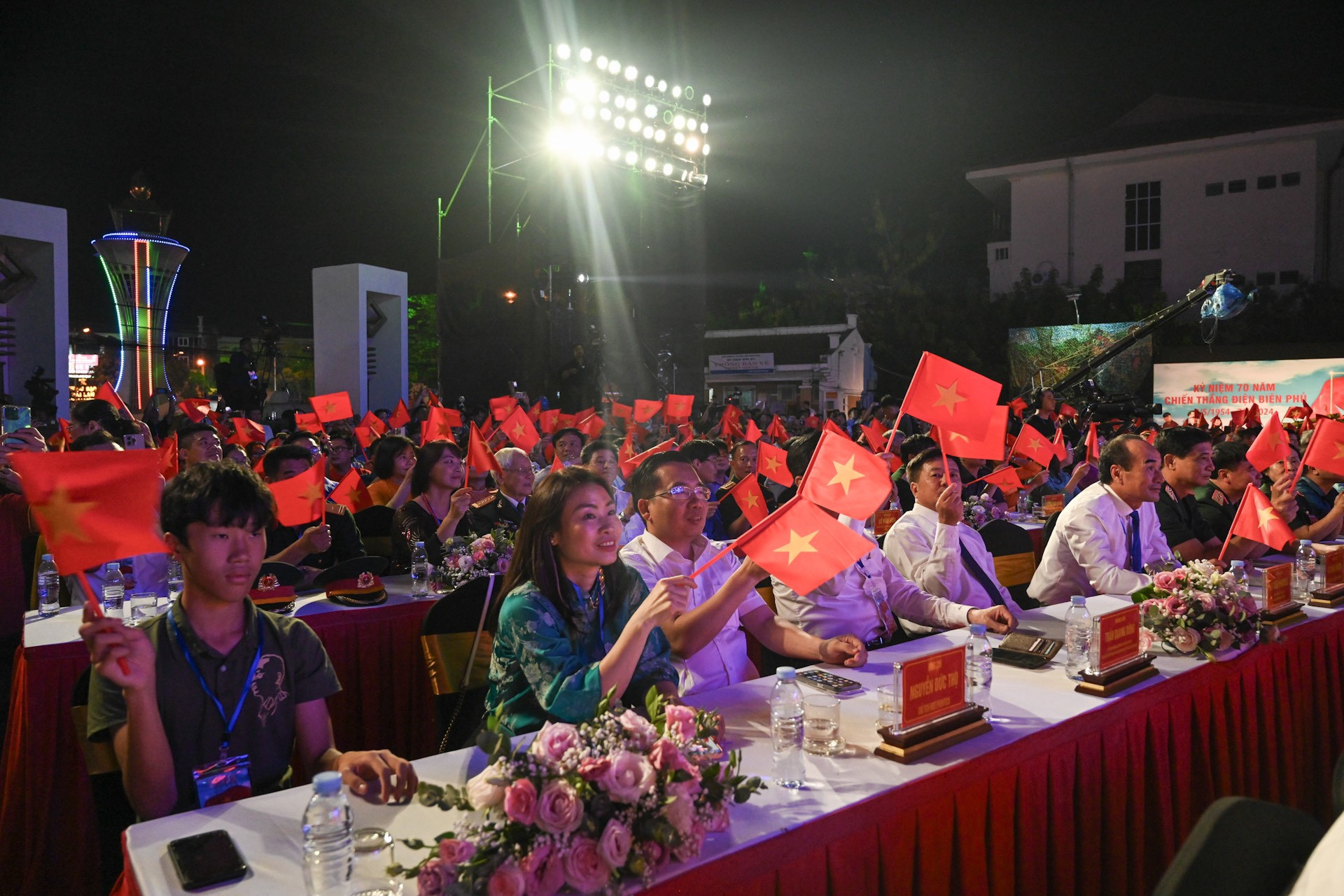 Các đại biểu tham dự chương trình tại đầu cầu Điện Biên.