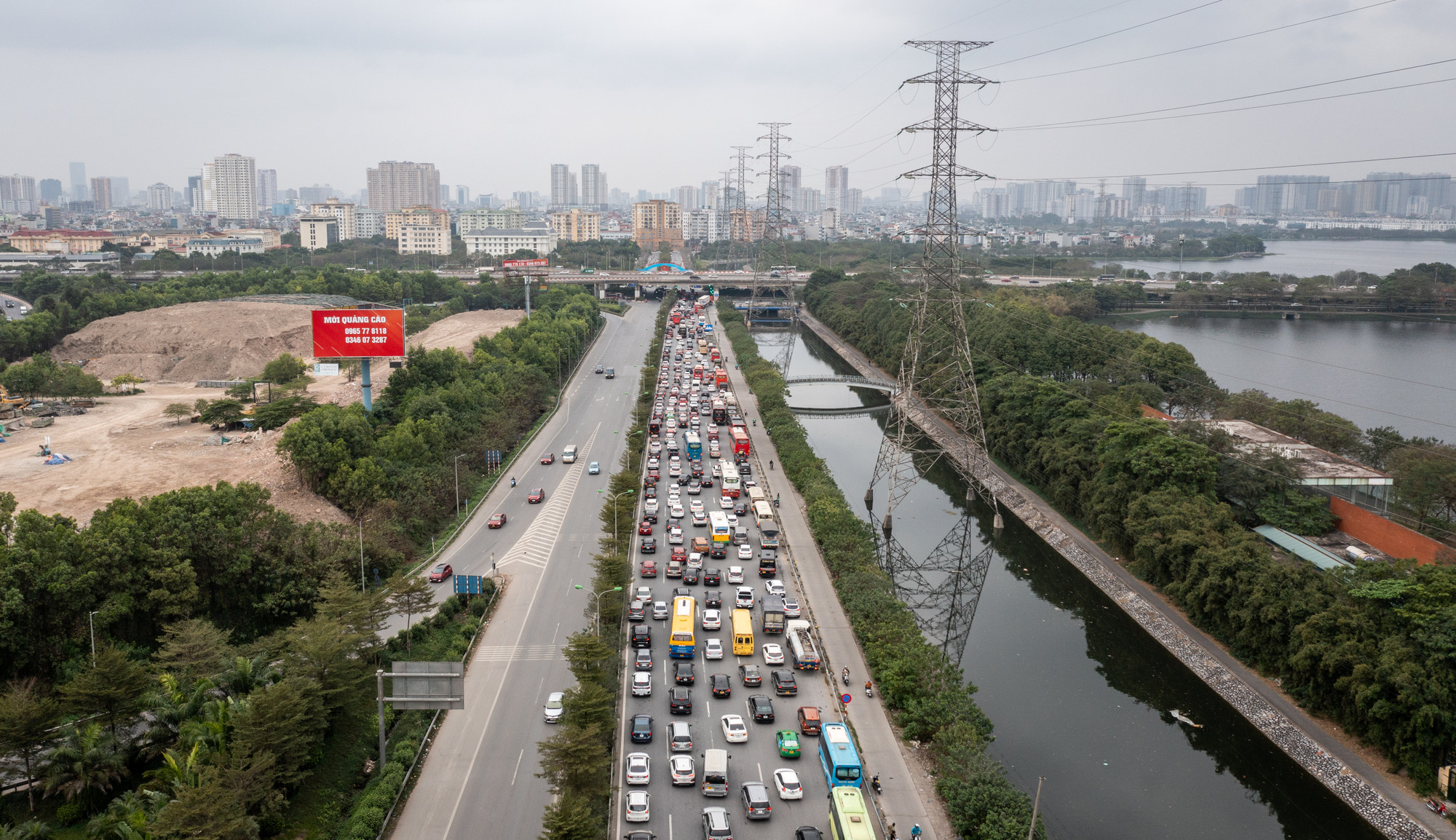 Chiều 14/2 (tức ngày 5 Tết Nguyên đán 2024), lưu lượng phương tiện đông dần trên các tuyến đường cửa ngõ ra, vào Thủ đô.