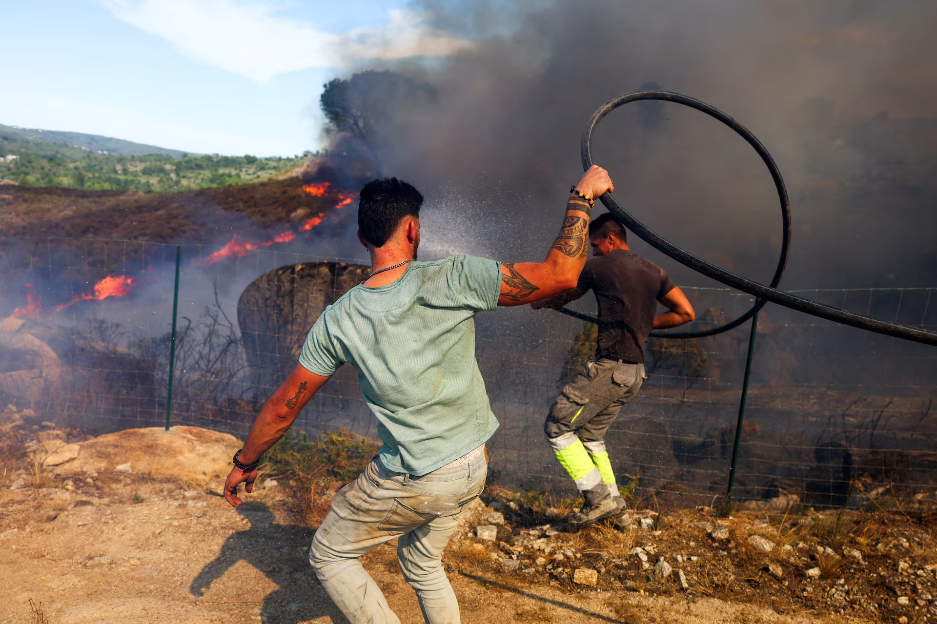 Người dân địa phương cũng nỗ lực hỗ trợ lính cứu hỏa dập lửa...