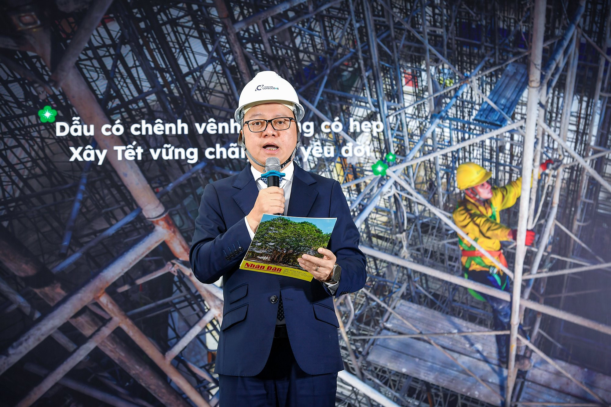 Theo đồng chí Lê Quốc Minh, Ủy viên Trung ương Đảng, Tổng Biên tập Báo Nhân Dân, Phó Trưởng Ban Tuyên giáo Trung ương, Chủ tịch Hội Nhà báo Việt Nam, với tinh thần "tương thân, tương ái", tích cực thực hiện các chính sách an sinh xã hội, chăm lo đời sống vật chất và tinh thần của người lao động, nhân dịp Tết Giáp Thìn 2024, Báo Nhân Dân phối hợp cùng Tập đoàn Coteccons tổ chức chương trình “Xây Tết 2024”, trao gần 17.000 phần quà Tết cho công nhân tại các công trường trên khắp cả nước.