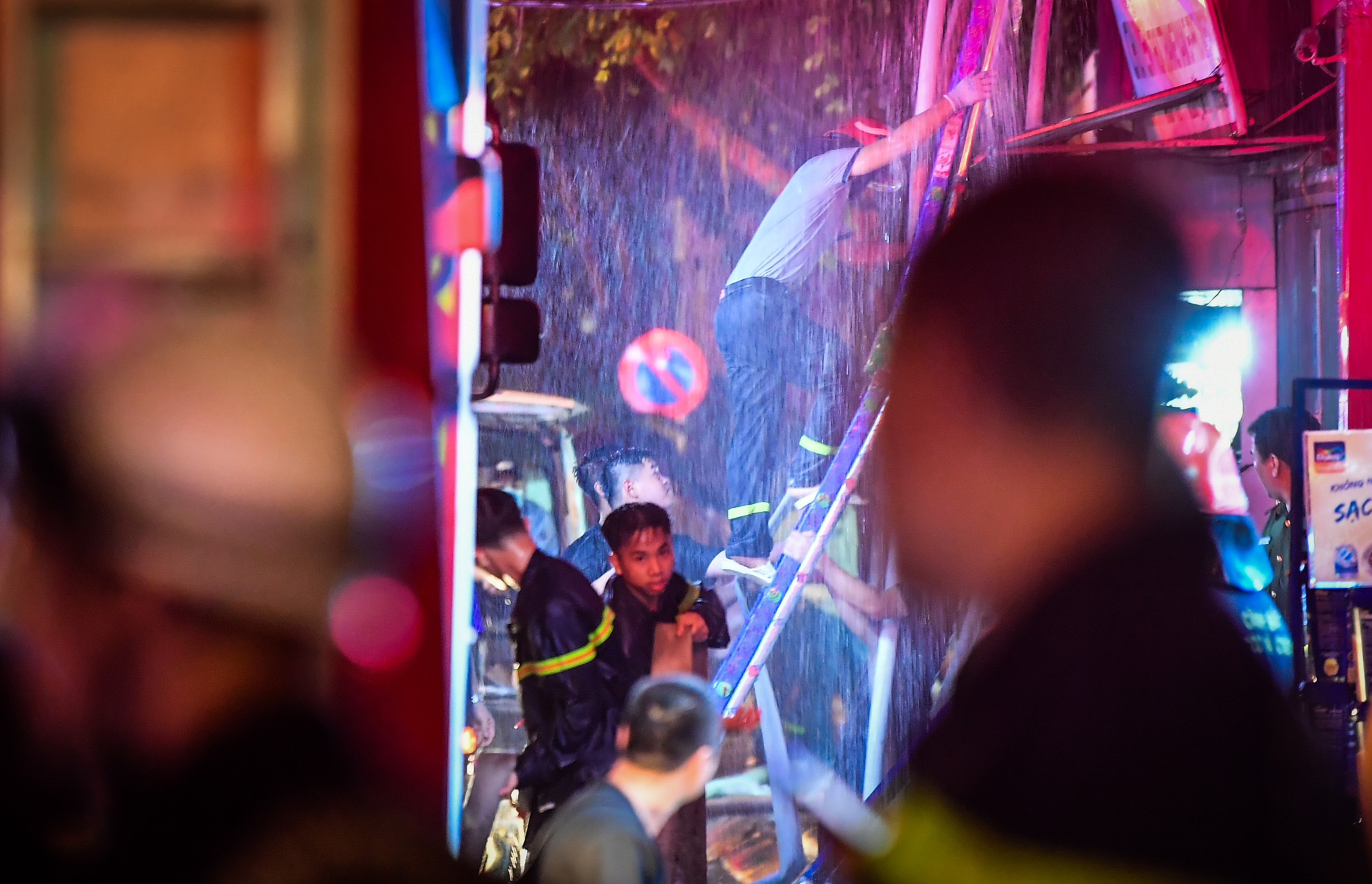 Cảnh sát cố gắng tiếp cận theo nhiều hướng khác nhau trong nỗ lực tìm kiếm, cứu hộ, cứu nạn... Cảnh sát cố gắng tiếp cận theo nhiều hướng khác nhau trong nỗ lực tìm kiếm, cứu hộ, cứu nạn...