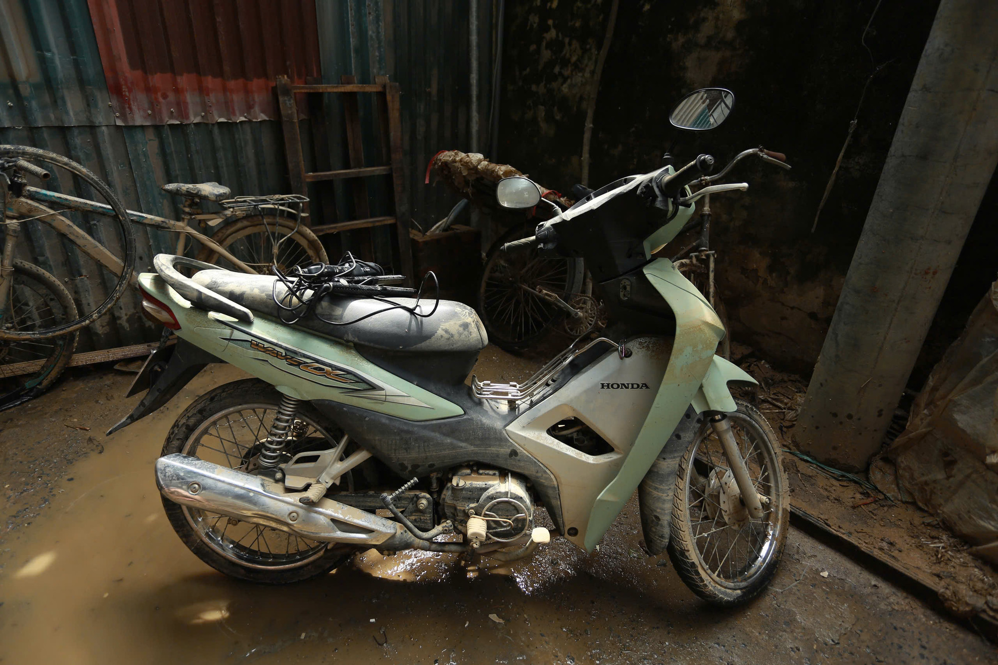 Chiếc xe máy này cũng lấm lem bùn đất sau khi nước dâng...