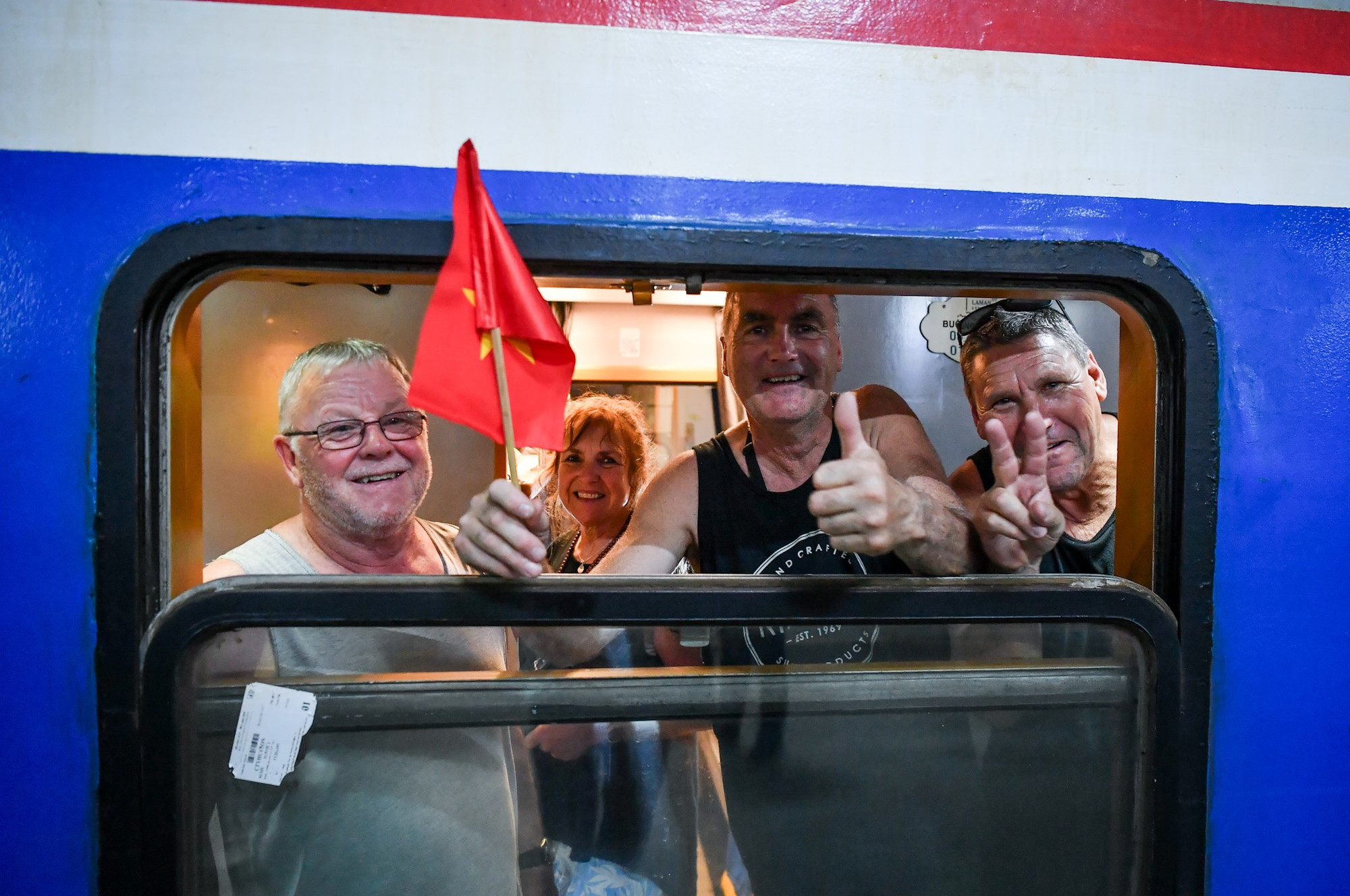 Những du khách nước ngoài tỏ ra vô cùng thích thú với chuyến tàu đặc biệt xuôi về phương Nam. Những du khách nước ngoài tỏ ra vô cùng thích thú với chuyến tàu đặc biệt xuôi về phương Nam.