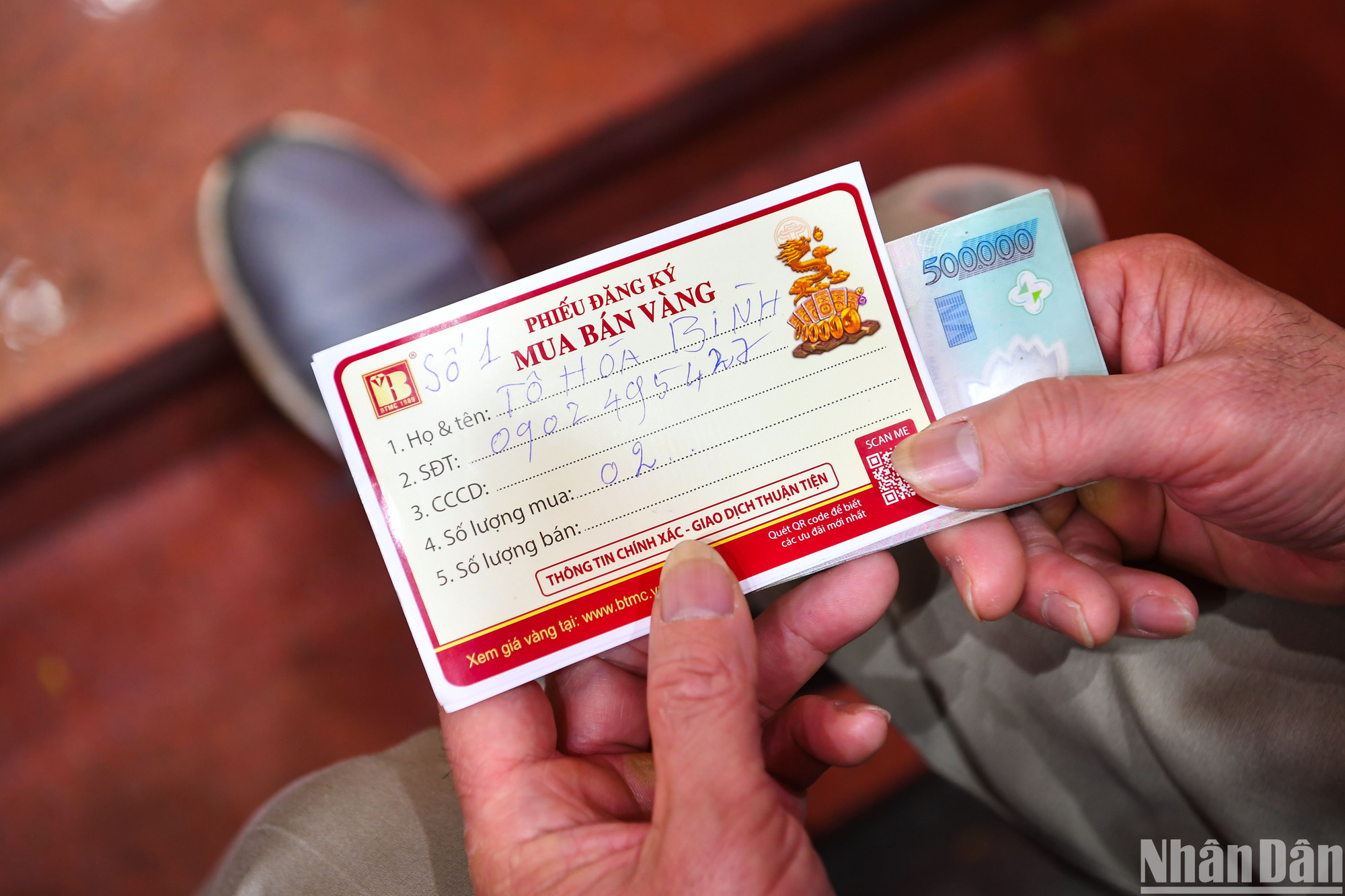 "Ngày này, tôi không quá quan trọng giá cả mà chỉ muốn mua chút vàng để lấy may", ông Bình nói.