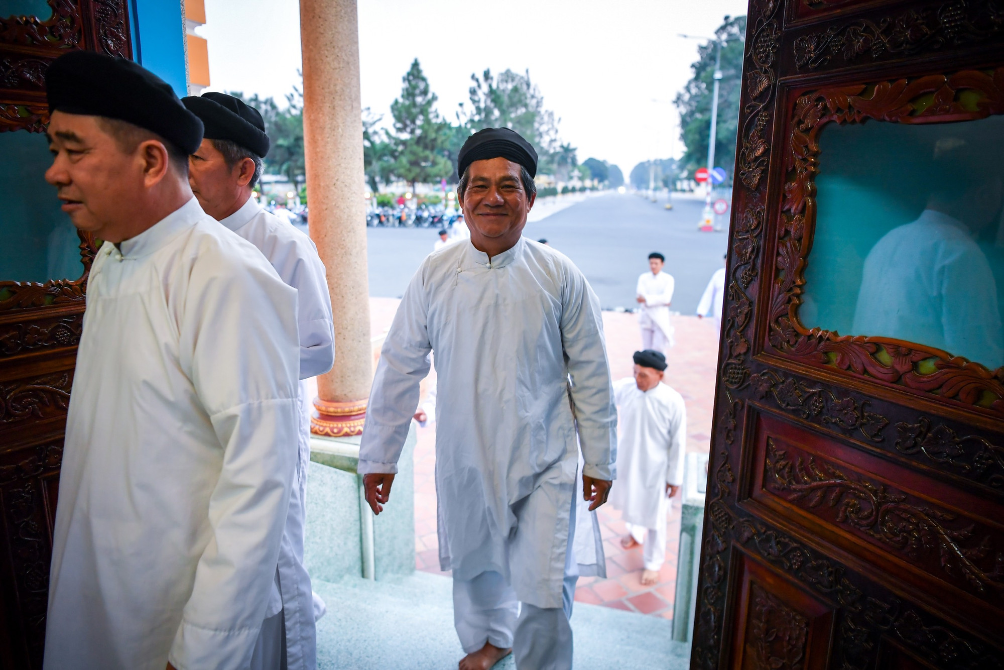 Các nam tín đồ đi vào chính điện qua cửa bên phải. Các nam tín đồ đi vào chính điện qua cửa bên phải.