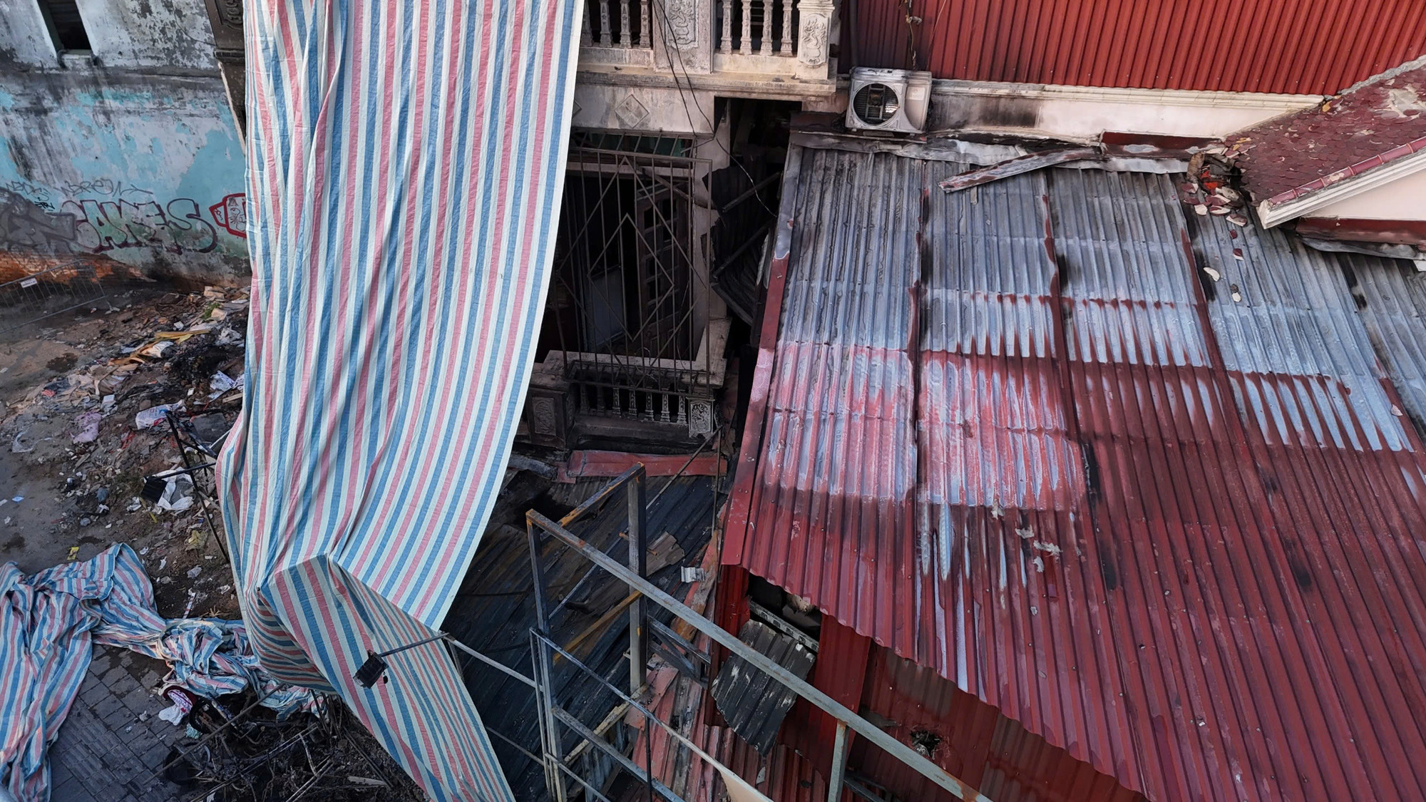 Vào thời điểm trên, Tổng đài 114 - Trung tâm Thông tin chỉ huy Công an thành phố Hà Nội tiếp nhận tin báo cháy với thông tin ban đầu có nhiều người mắc kẹt. Ngay lập tức, Công an thành phố đã điều động lực lượng Cảnh sát Phòng cháy chữa cháy tới hiện trường để phối hợp tổ chức chữa cháy, cứu nạn, cứu hộ.