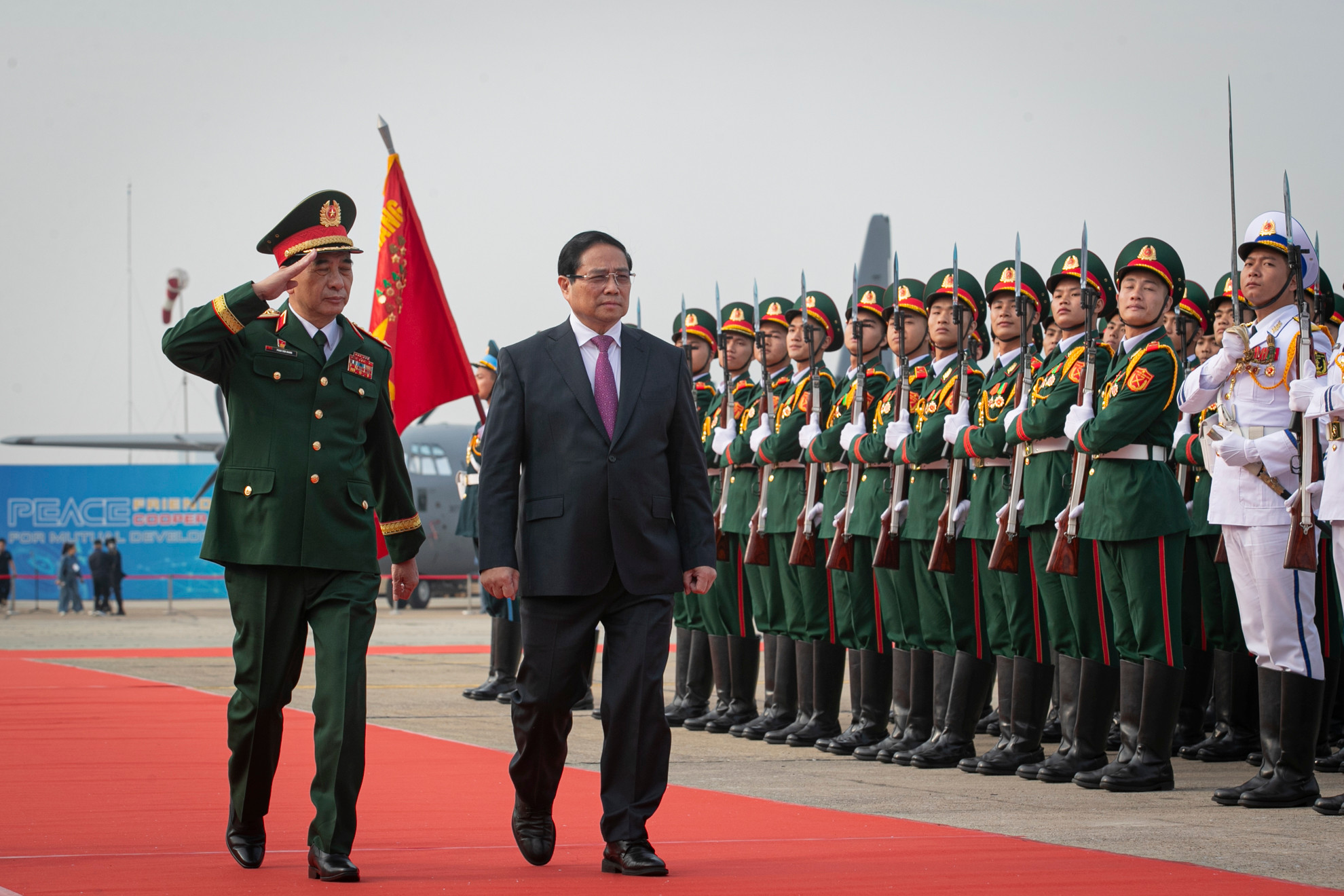 Thủ tướng Phạm Minh Chính và Đại tướng Phan Văn Giang, Ủy viên Bộ Chính trị, Phó Bí thư Quân ủy Trung ương, Bộ trưởng Quốc phòng duyệt đội danh dự tại Lễ khai mạc Triển lãm Quốc phòng quốc tế Việt Nam 2024. (Ảnh: SƠN TÙNG)