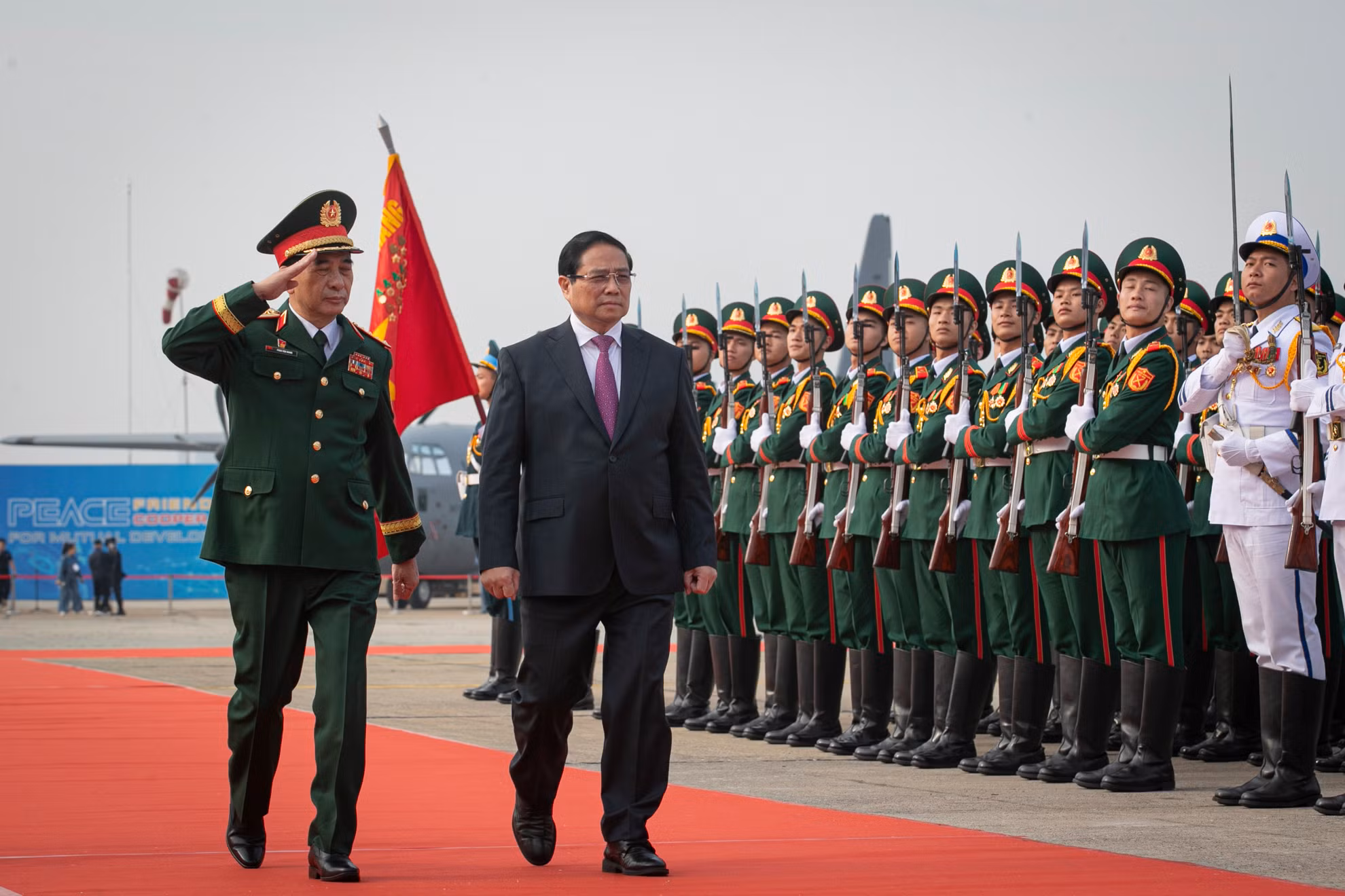 Thủ tướng Phạm Minh Chính và Đại tướng Phan Văn Giang, Ủy viên Bộ Chính trị, Phó Bí thư Quân ủy Trung ương, Bộ trưởng Quốc phòng duyệt đội danh dự tại Lễ khai mạc Triển lãm Quốc phòng quốc tế Việt Nam 2024. (Ảnh: SƠN TÙNG)