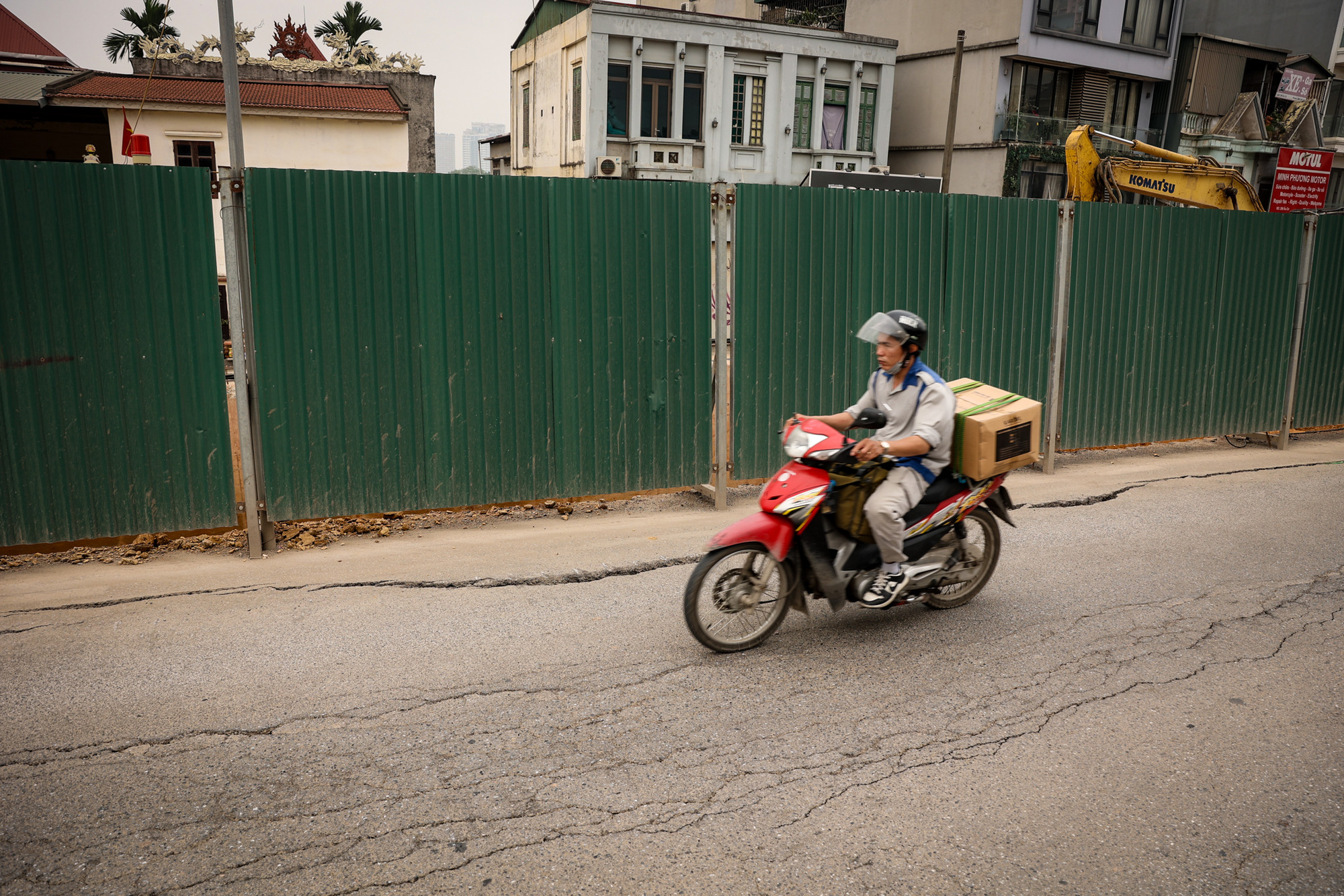 [Ảnh] Lại xuất hiện nhiều vết nứt sâu dọc mặt đê Âu Cơ ảnh 8