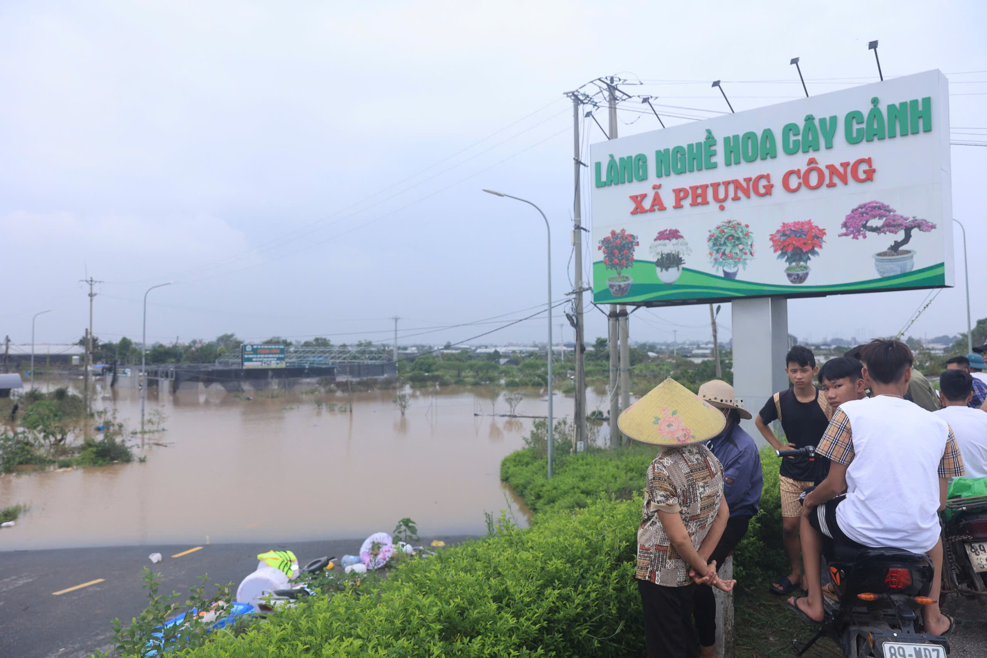 Những người nông dân tại xã Phụng Công ngẩn ngơ nhìn tài sản trị giá hàng tỷ đồng chìm sâu trong nước lũ.