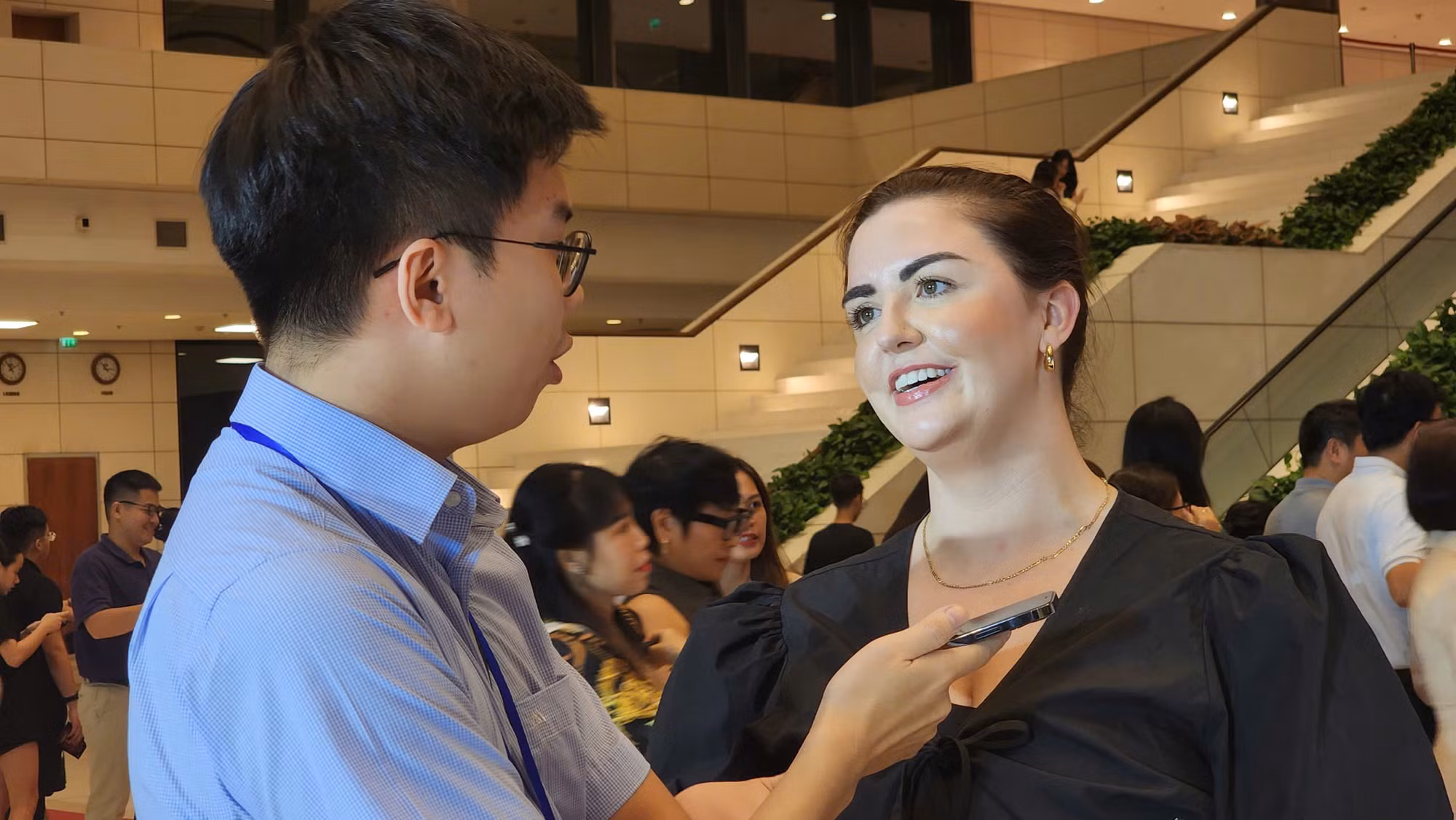 Sharon Barrett (31 tuổi, đến từ nước Anh) cũng vừa có hành trình dài hàng trăm kilomet tới Hà Nội để trực tiếp xem 4 cô gái của nhóm nhạc Bond biểu diễn.