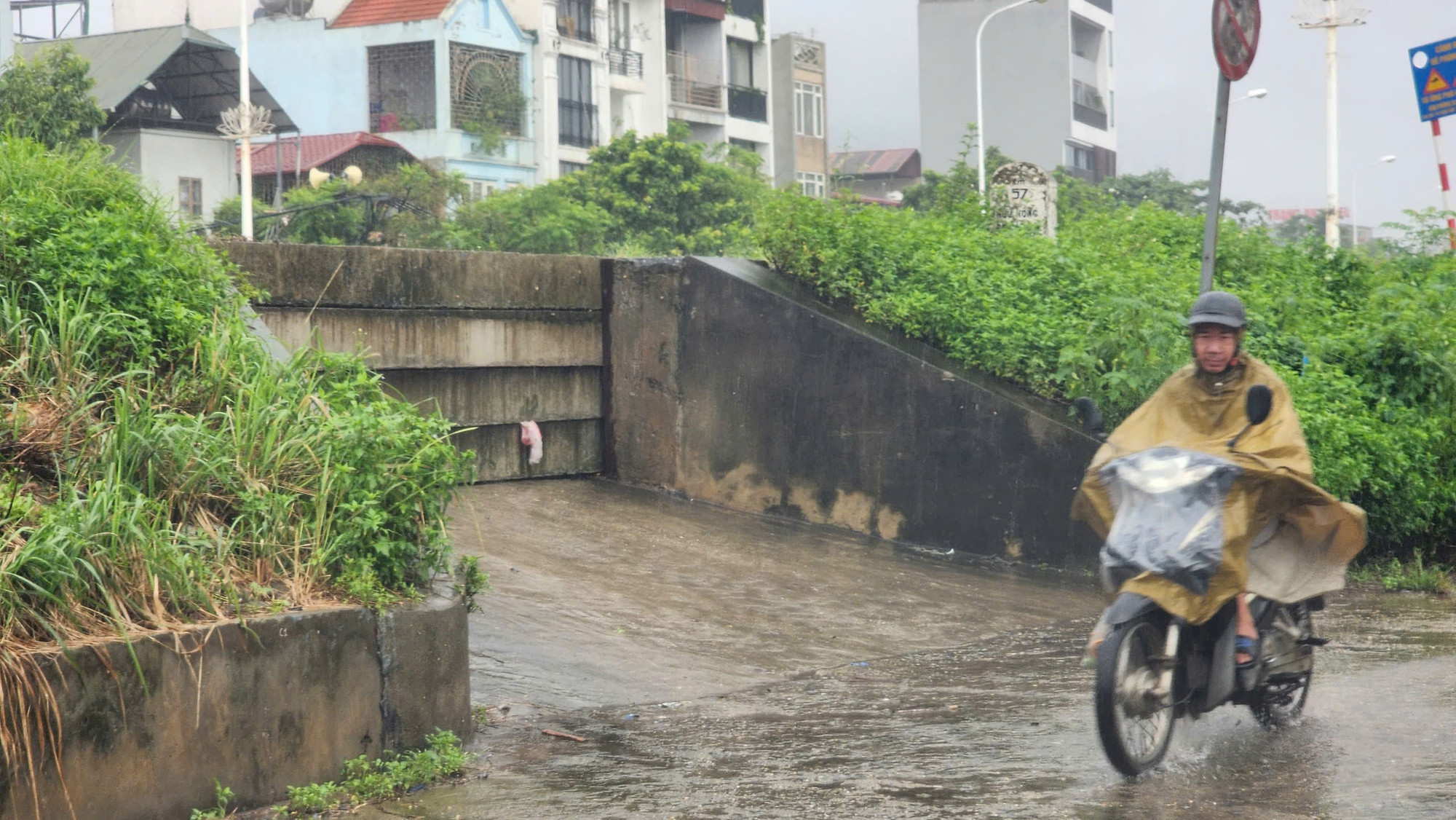 Phần cửa khẩu tại khu vực này cũng đã được hoành triệt (đóng). Phần cửa khẩu tại khu vực này cũng đã được hoành triệt (đóng).