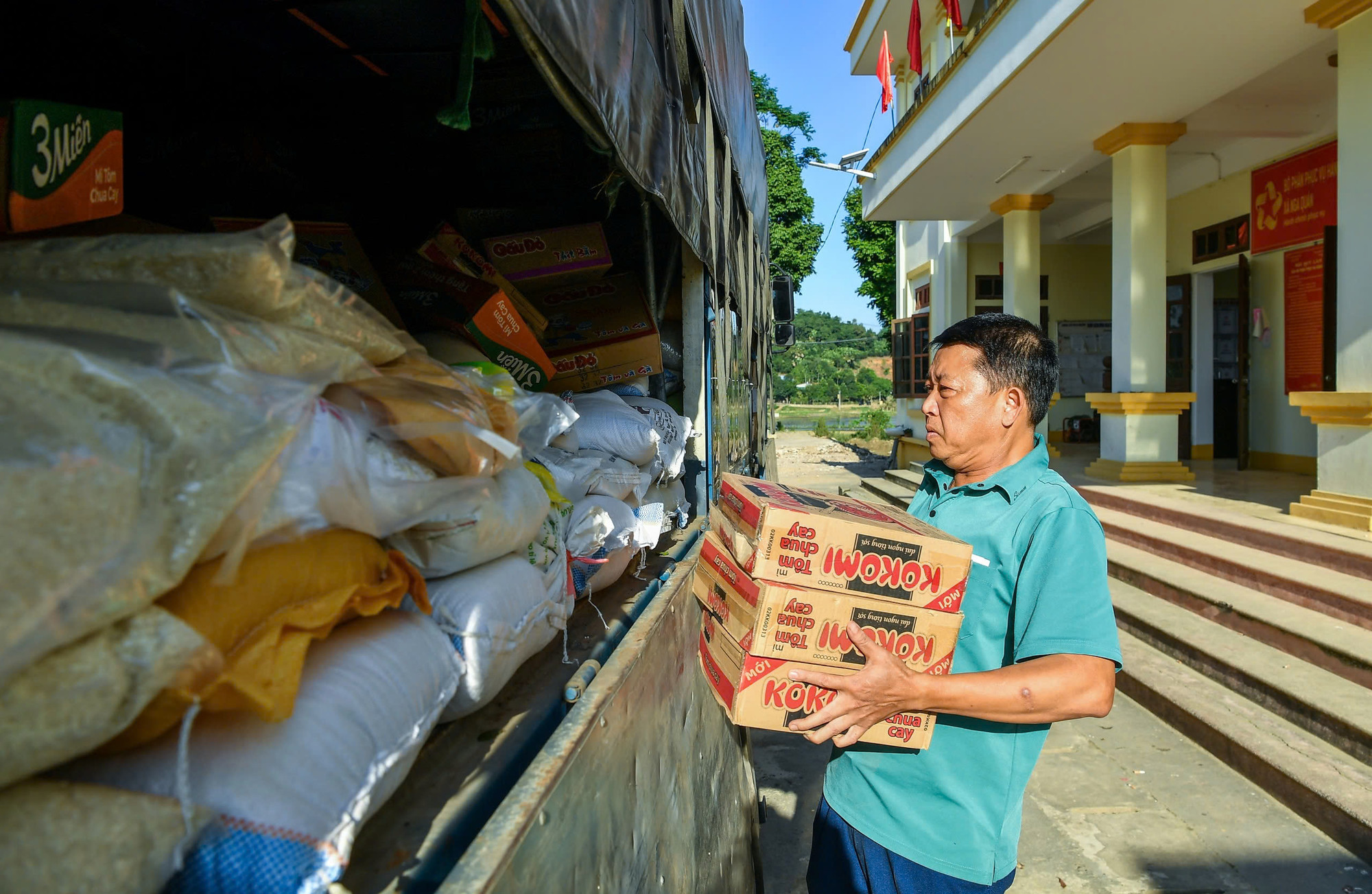 Dù còn nhiều khó khăn, nhưng người dân các thôn của xã Nga Quán vẫn chia sẻ với đồng bào miền Trung đang gặp khó khăn sau bão số 6.