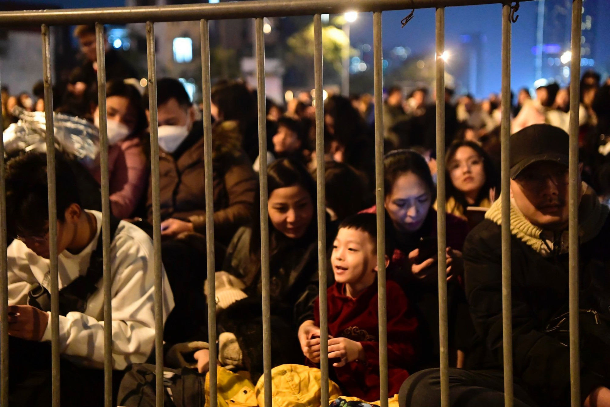 Trong khi đó, tại khu vực hồ Tây, rất đông người cũng đã có mặt từ sớm để chờ đợi màn trình diễn ánh sáng nghệ thuật bằng 2.024 thiết bị bay không người lái (drones), mang tên gọi “Lễ hội ánh sáng nghệ thuật Hà Nội - Rực rỡ Thăng Long” với chủ đề “Một ngày kinh đô - Ngàn năm lịch sử”. Trong khi đó, tại khu vực hồ Tây, rất đông người cũng đã có mặt từ sớm để chờ đợi màn trình diễn ánh sáng nghệ thuật bằng 2.024 thiết bị bay không người lái (drones), mang tên gọi “Lễ hội ánh sáng nghệ thuật Hà Nội - Rực rỡ Thăng Long” với chủ đề “Một ngày kinh đô - Ngàn năm lịch sử”.