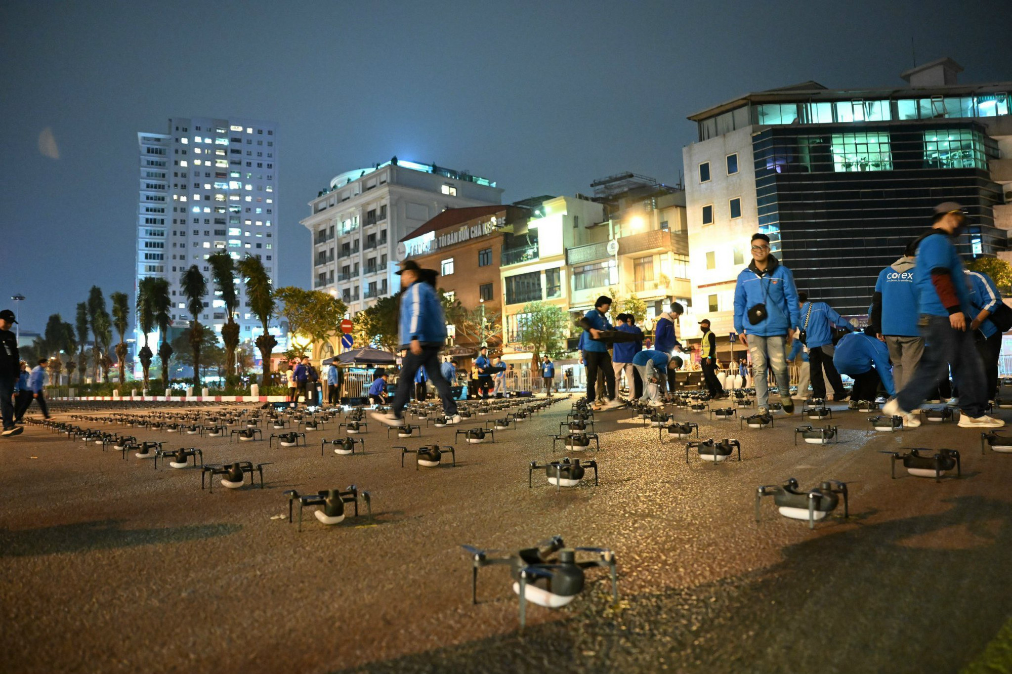 Trước giờ G, những chiếc máy bay không người lái đã sẵn sàng cất cánh. Đội ngũ kỹ thuật đang tiến hành kiểm tra lần cuối trước khi vận hành. Trước giờ G, những chiếc máy bay không người lái đã sẵn sàng cất cánh. Đội ngũ kỹ thuật đang tiến hành kiểm tra lần cuối trước khi vận hành.