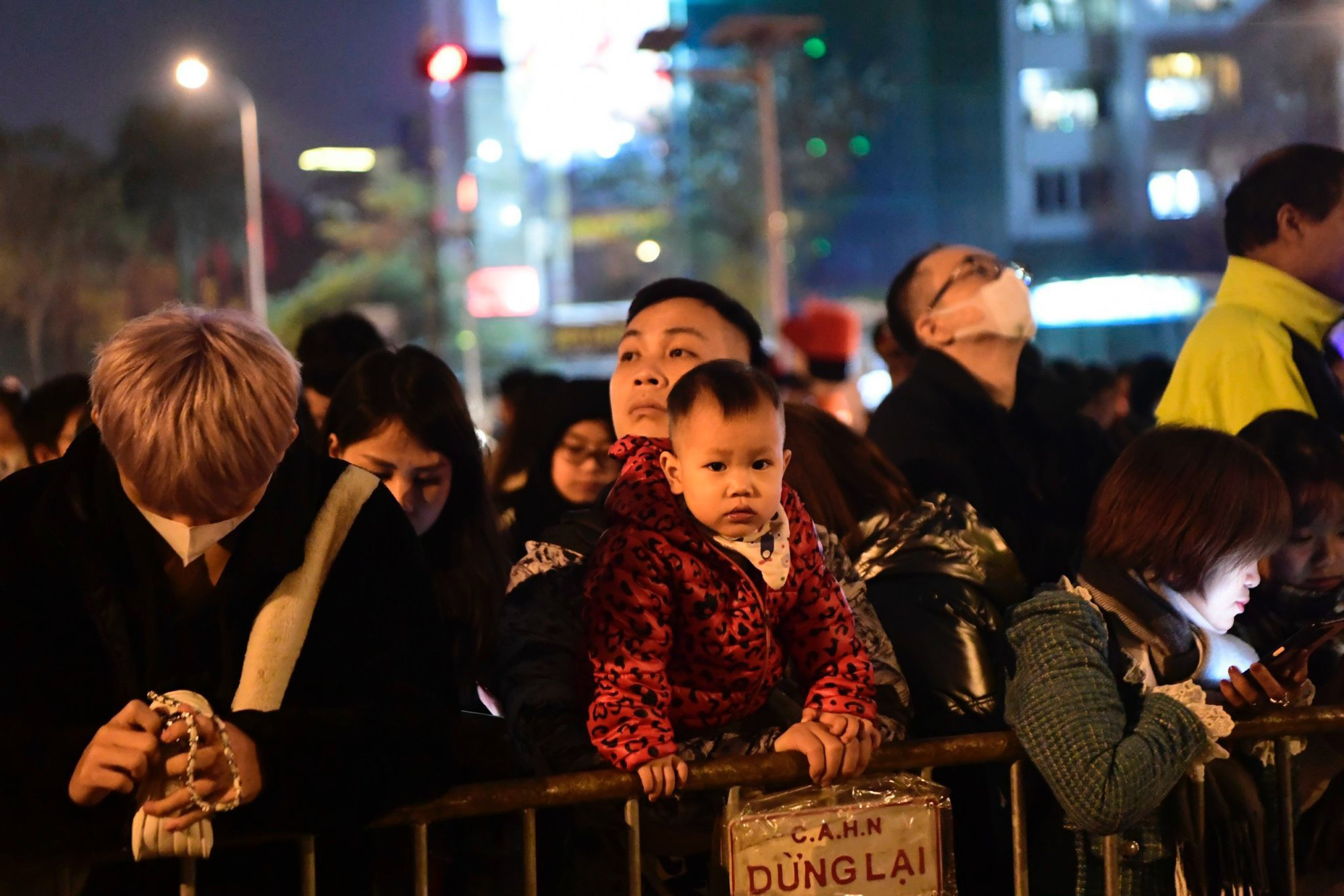 Vẻ mặt mong chờ của những khán giả Thủ đô. Vẻ mặt mong chờ của những khán giả Thủ đô.