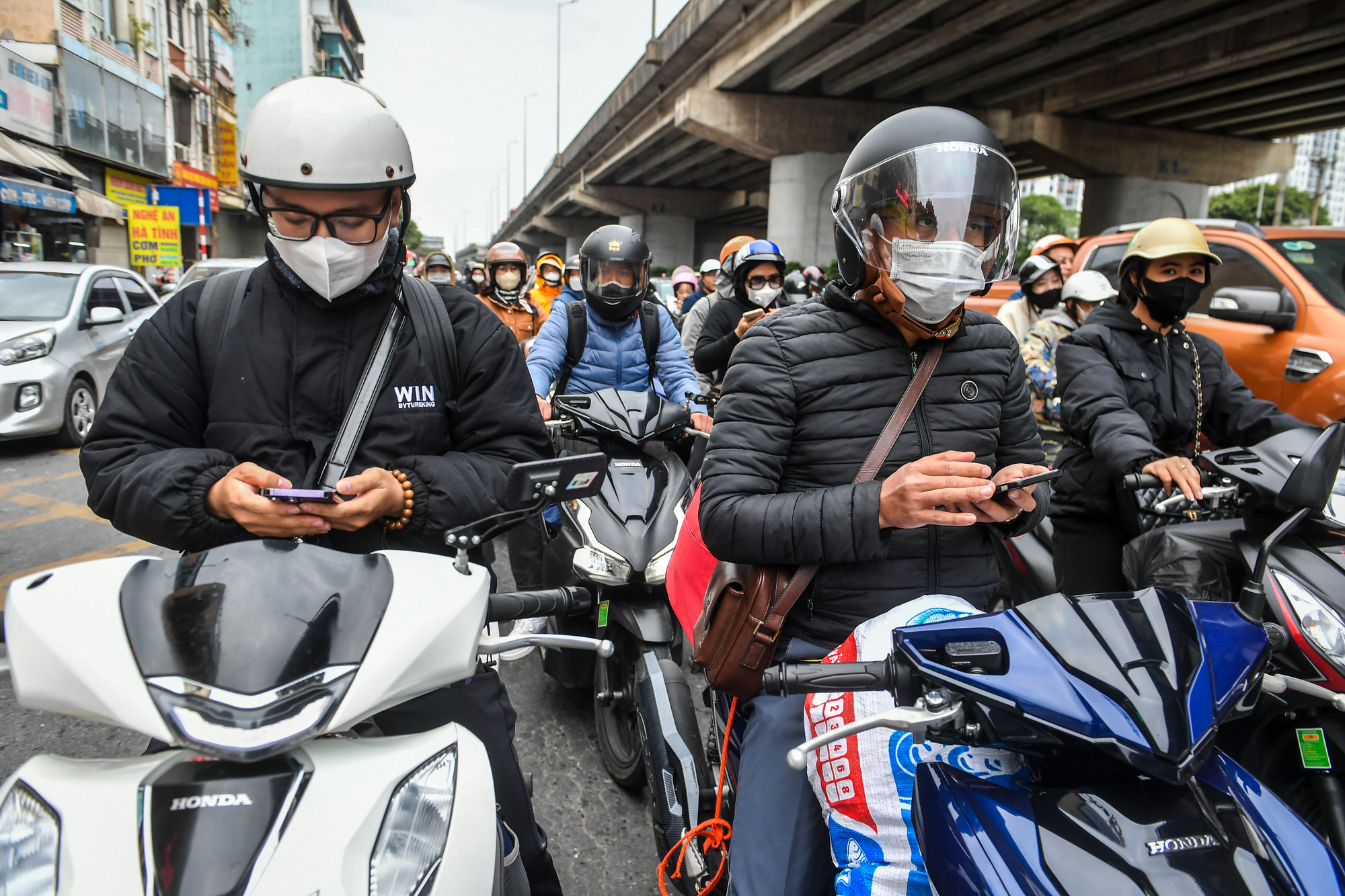 Tại khu vực Bến xe Nước Ngầm, càng về cuối giờ chiều, lượng phương tiện càng trở nên đông đúc. Cảnh sát giao thông phải làm việc liên tục để tránh hiện tượng ùn tắc xảy ra.