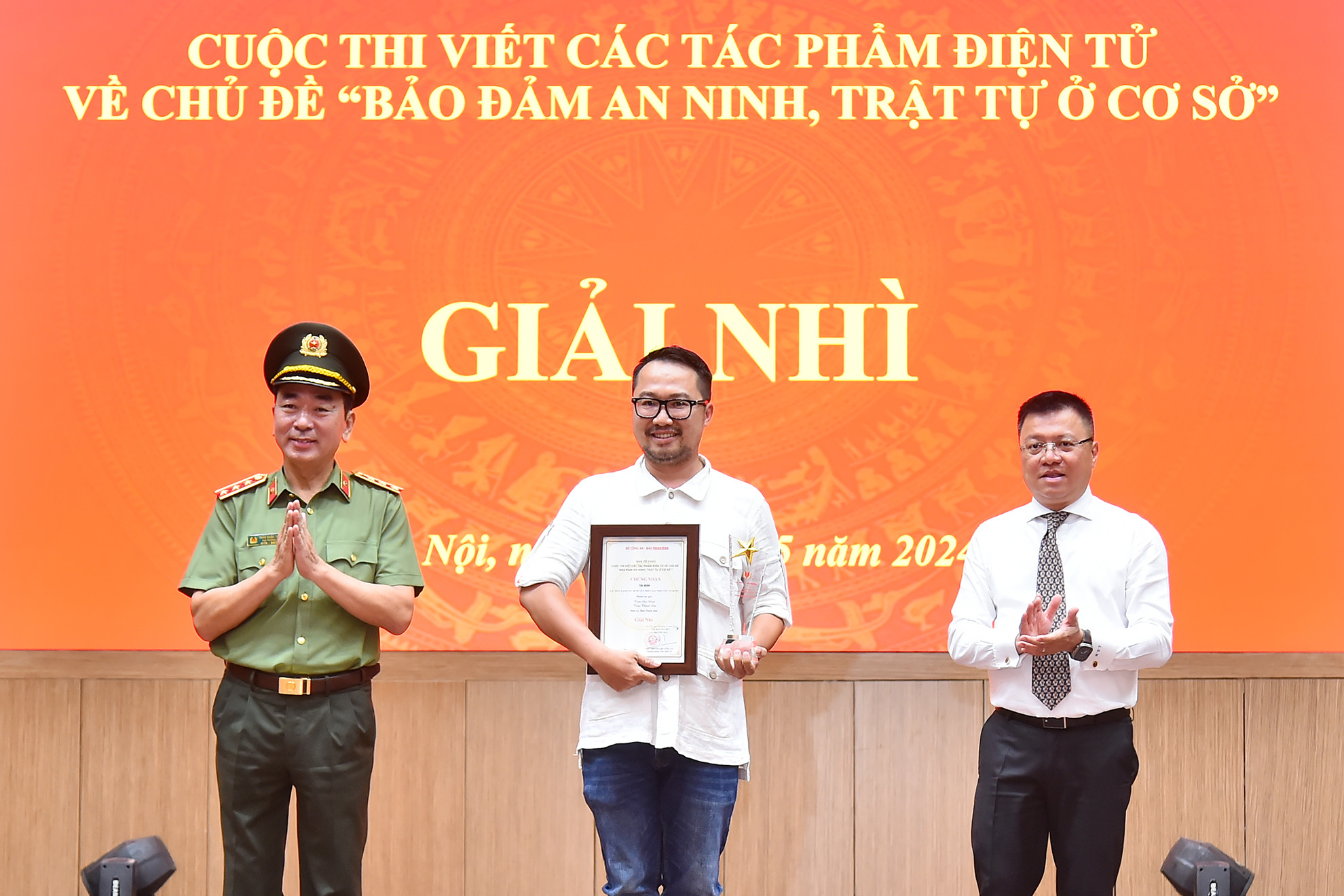 Nhà báo Trần Thành Đạt (Ban Nhân Dân Điện tử, Báo Nhân Dân) đại diện nhóm tác giả nhận Giải Nhì của cuộc thi. (Ảnh: THỦY NGUYÊN)