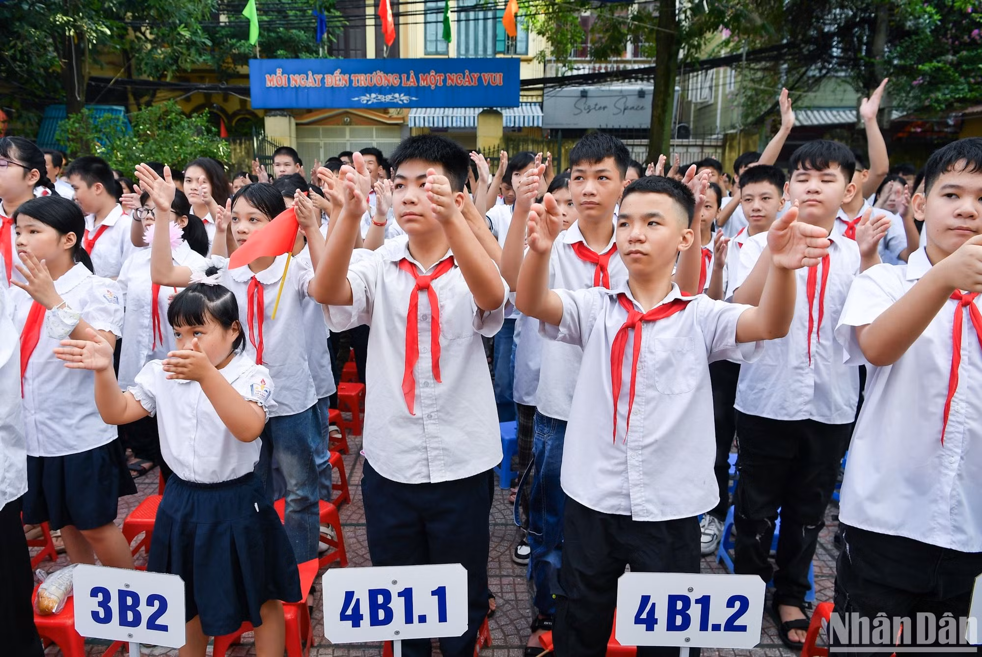 [Ảnh] Lễ khai giảng đặc biệt của những học sinh hát quốc ca... bằng đôi tay