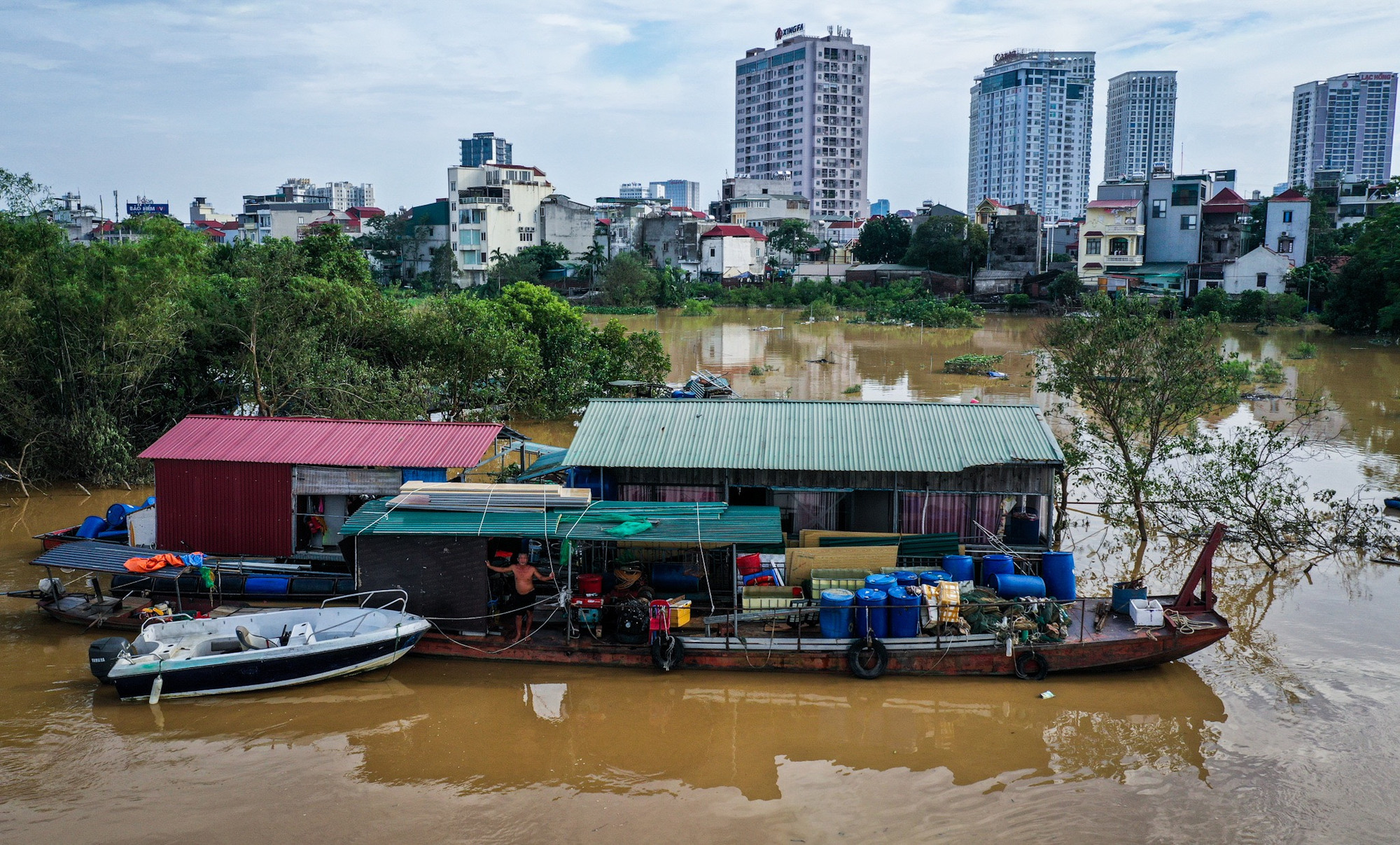 Chiều 12/9, một số hộ dân đã trở lại các thuyền, bè ven sông sau khi mực nước rút bớt.