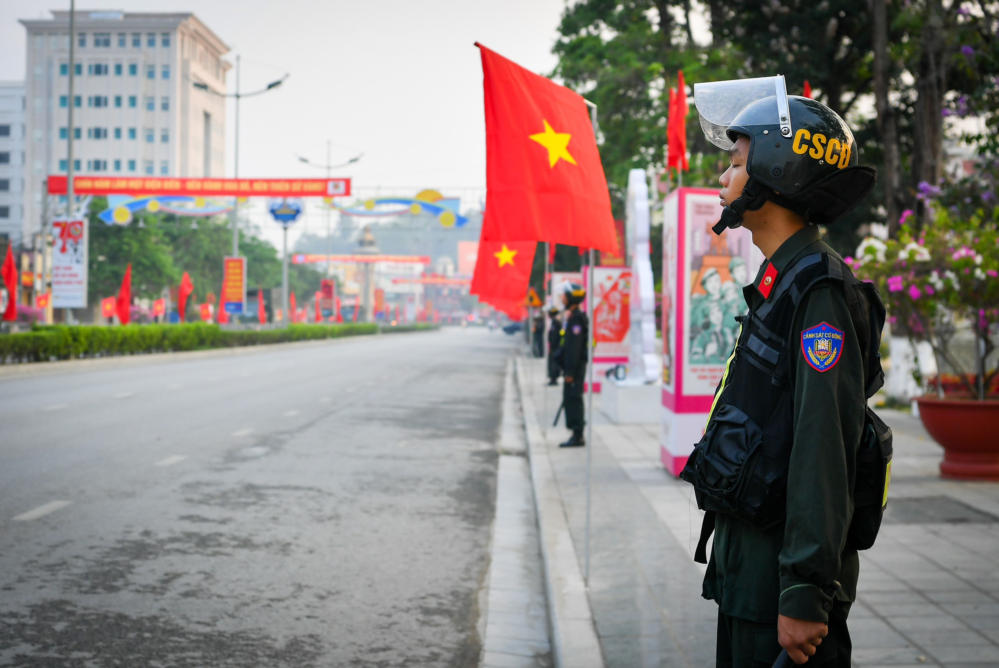 Tới 7 giờ, toàn bộ các tuyến đường nơi đoàn diễu hành, diễu binh đi qua đều đã được chuẩn bị sẵn sàng. Lực lượng Cảnh sát cơ động có mặt để bảo đảm tuyệt đối an ninh cho lễ Tổng duyệt.