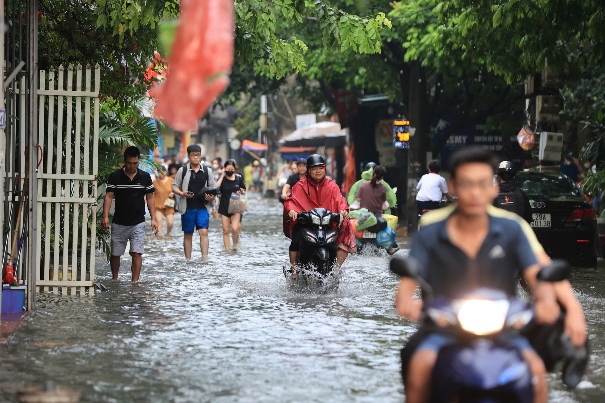 Các phương tiện di chuyển khó khăn trong mưa ngập.