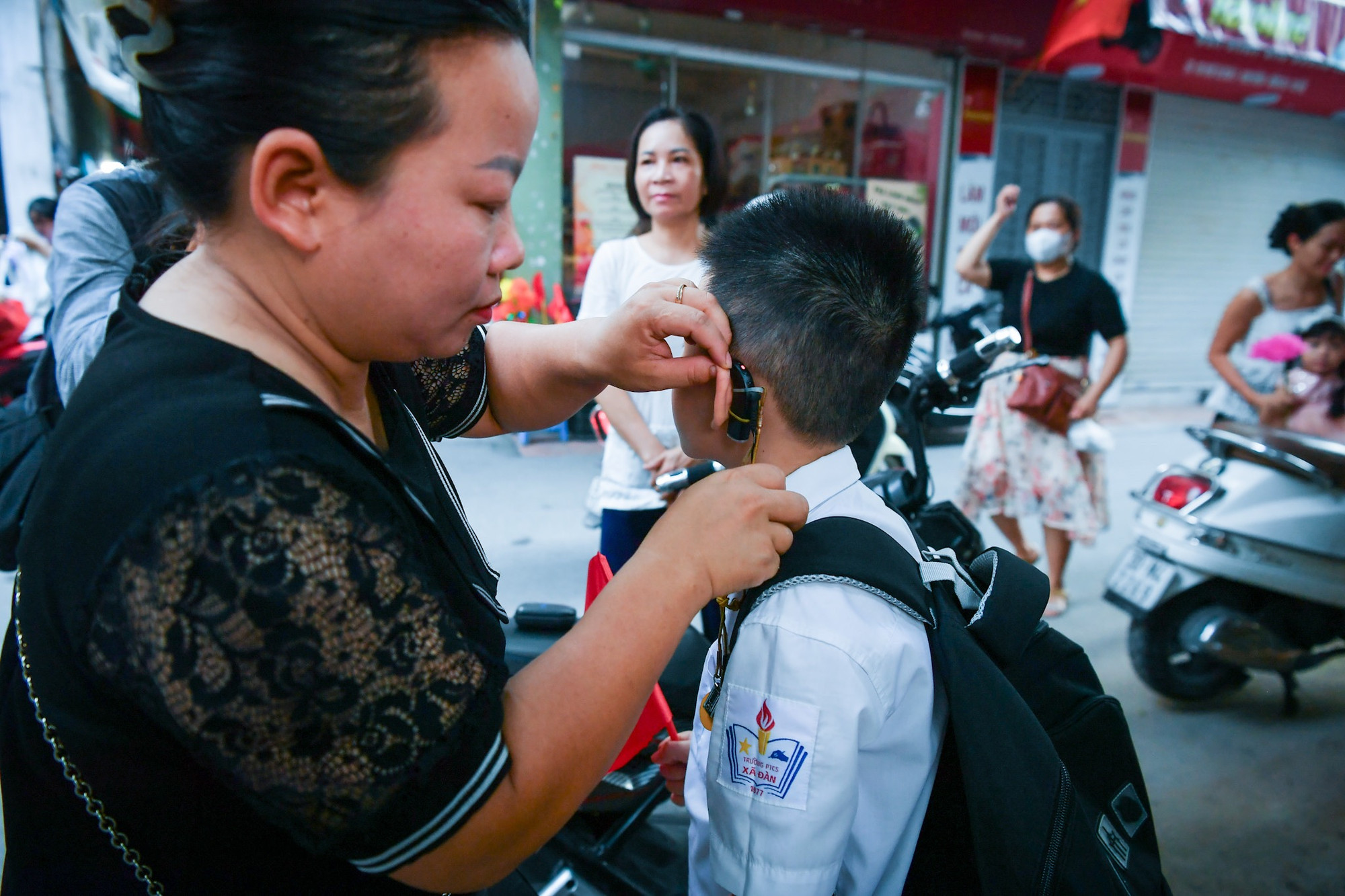 Chỉnh trang lại thiết bị đặc biệt - hành trang không thể thiếu của những học sinh khiếm thính trường Trung học cơ sở Xã Đàn.