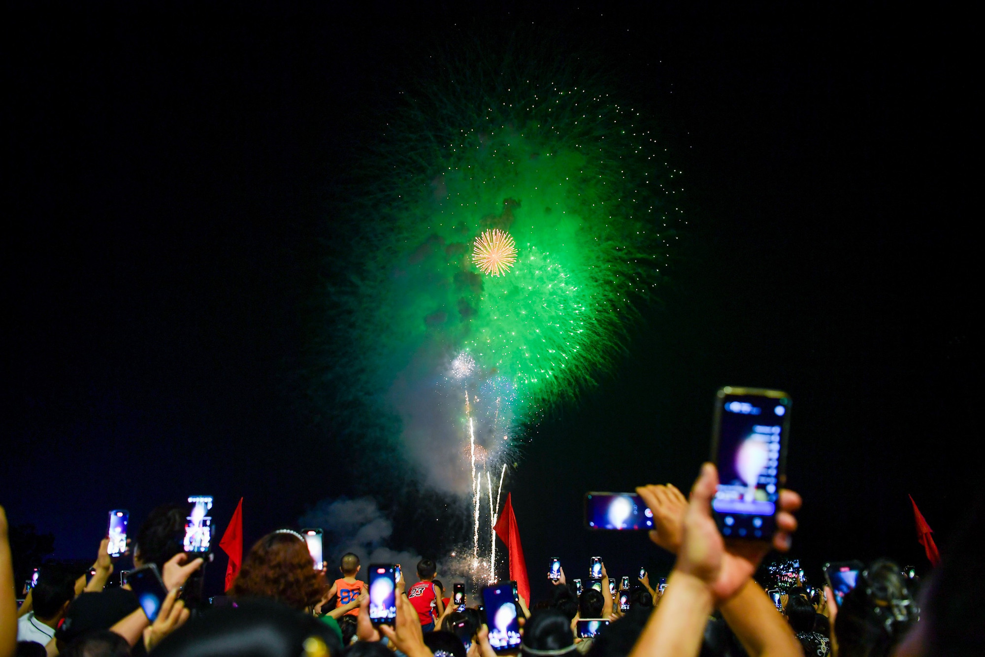 Trong phút chốc, cả nền trời rực rỡ bởi những chùm pháo hoa nhiều sắc màu.