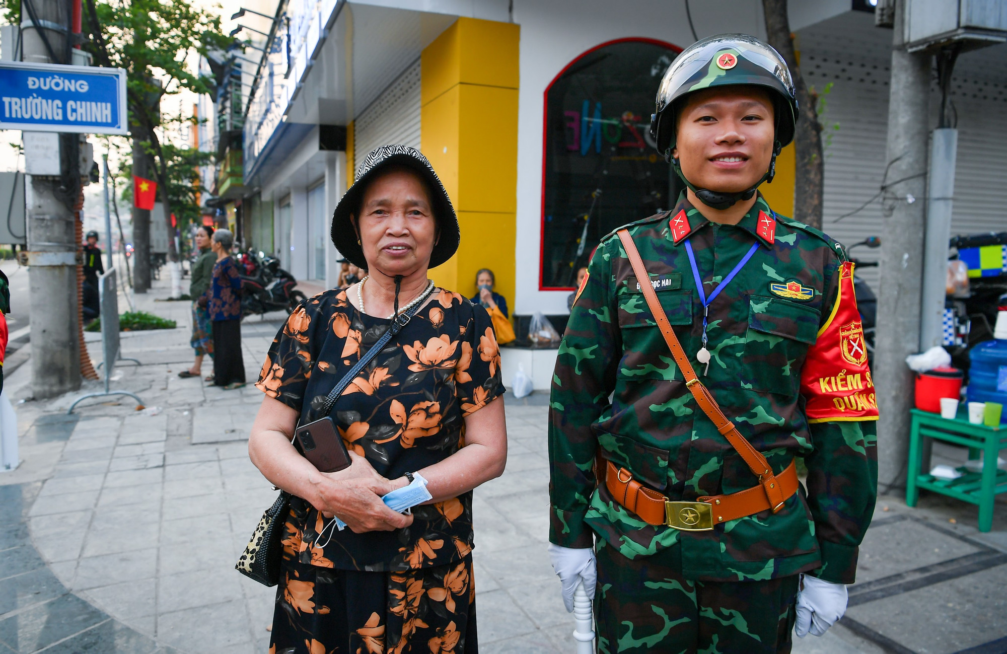 Người dân tranh thủ chụp ảnh lưu niệm với các chiến sĩ bộ đội tại lễ Tổng duyệt.