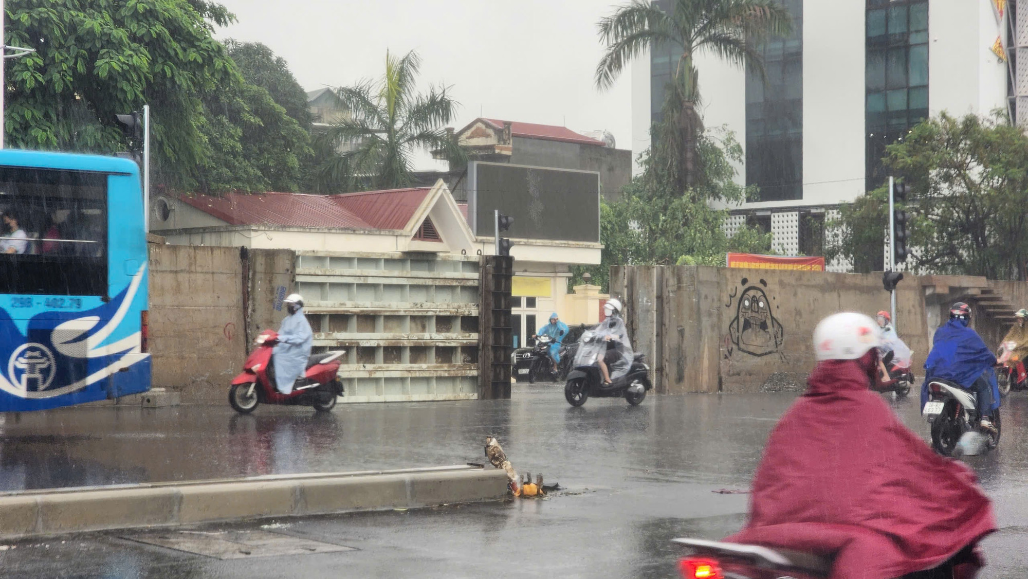 Tại đường Âu Cơ, một nửa cửa khẩu phía trước trường tiểu học Nhật Tân cũng đã được đóng vào sáng nay 11/9. Tại đường Âu Cơ, một nửa cửa khẩu phía trước trường tiểu học Nhật Tân cũng đã được đóng vào sáng nay 11/9.