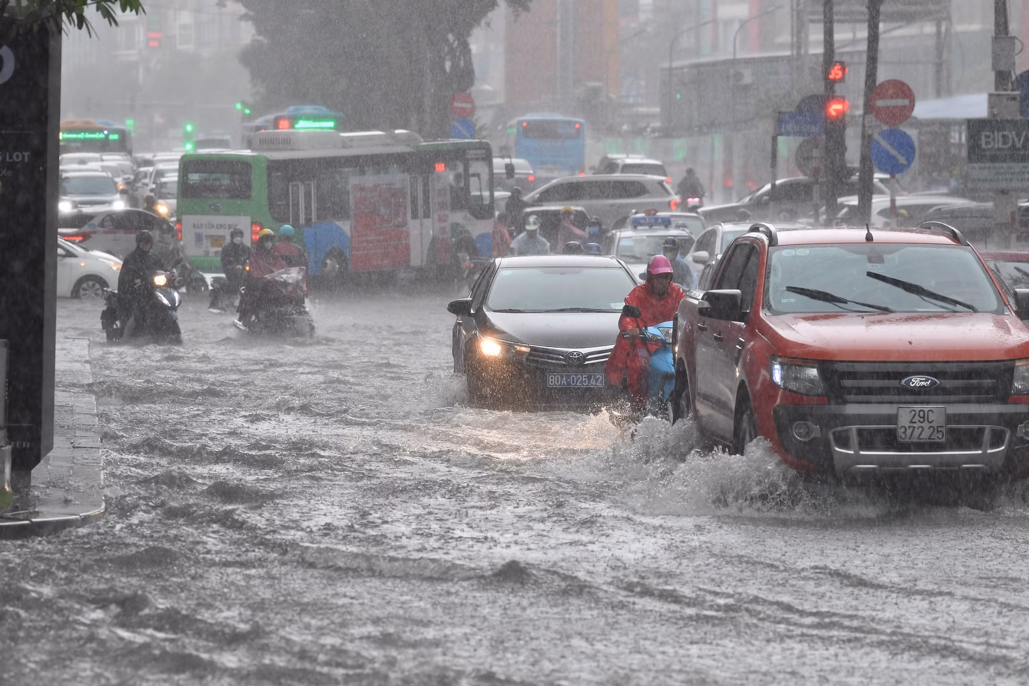 [Ảnh] Mưa lớn đầu giờ sáng, nhiều tuyến đường Hà Nội ngập cục bộ ảnh 2