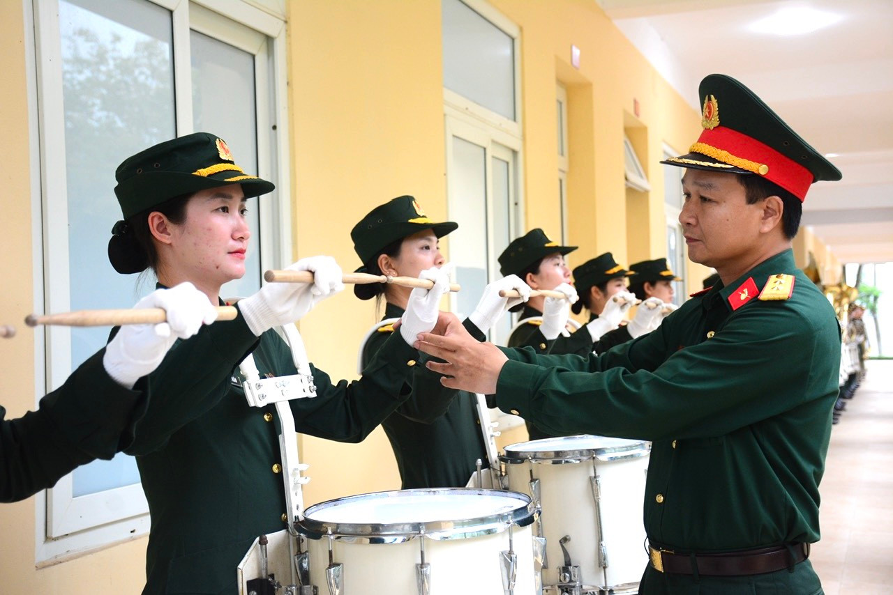 Trung tá Phan Đình Chiến là người trực tiếp huấn luyện cho các nữ quân nhân tham gia Khối quân nhạc nữ.