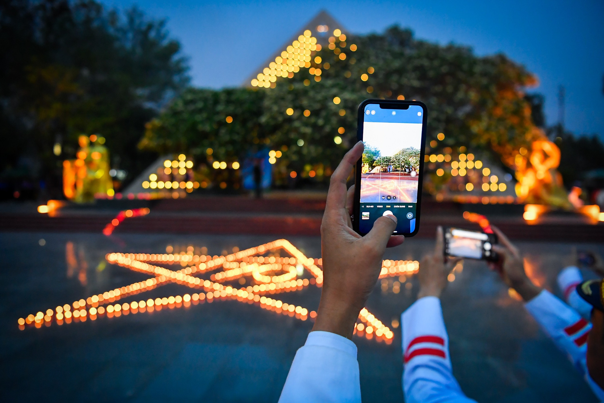 Lễ dâng hương, thắp nến tri ân các anh hùng, liệt sĩ là hoạt động “đền ơn, đáp nghĩa”, “uống nước, nhớ nguồn” của tuổi trẻ đối với thế hệ cha anh đã hy sinh vì sự nghiệp đấu tranh giải phóng dân tộc, xây dựng và bảo vệ Tổ quốc.