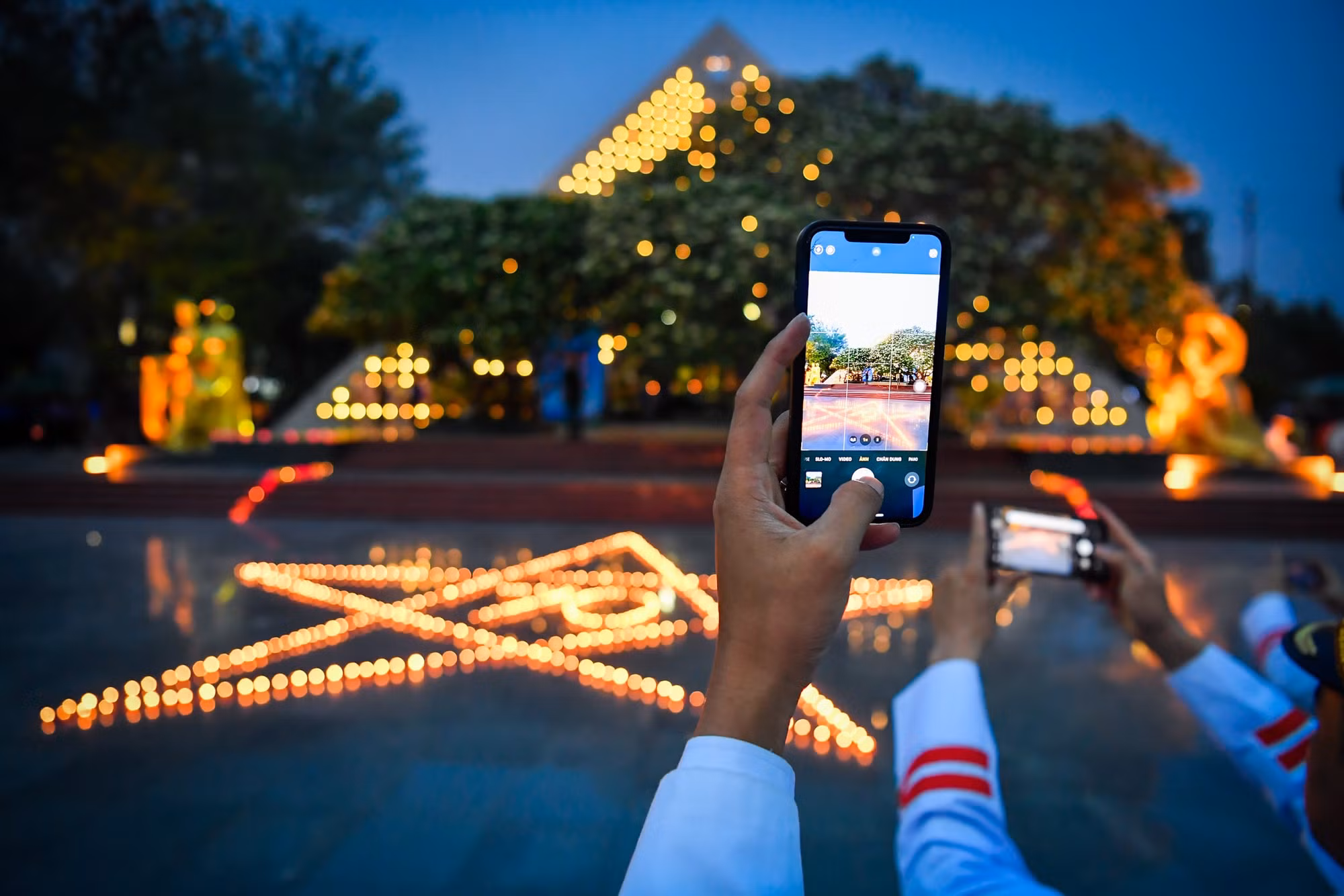 Lễ dâng hương, thắp nến tri ân các anh hùng, liệt sĩ là hoạt động “đền ơn, đáp nghĩa”, “uống nước, nhớ nguồn” của tuổi trẻ đối với thế hệ cha anh đã hy sinh vì sự nghiệp đấu tranh giải phóng dân tộc, xây dựng và bảo vệ Tổ quốc.