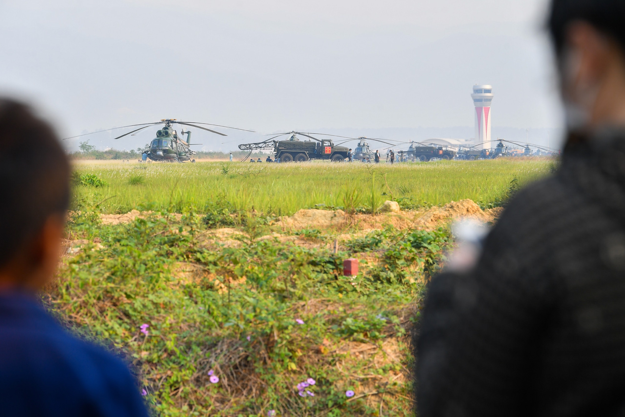 Ngày 5/5, nhằm phục vụ buổi tổng duyệt Lễ kỷ niệm 70 năm chiến thắng lịch sử Điện Biên Phủ (7/5/1954-7/5/2024), ngay từ sáng sớm, không quân Việt Nam đã tất bật hoàn thành công tác chuẩn bị, đưa 11 chiếc trực thăng cất cánh, đem theo cờ Đảng và cờ Tổ quốc tung bay trên bầu trời Điện Biên Phủ. Ngày 5/5, nhằm phục vụ buổi tổng duyệt Lễ kỷ niệm 70 năm chiến thắng lịch sử Điện Biên Phủ (7/5/1954-7/5/2024), ngay từ sáng sớm, không quân Việt Nam đã tất bật hoàn thành công tác chuẩn bị, đưa 11 chiếc trực thăng cất cánh, đem theo cờ Đảng và cờ Tổ quốc tung bay trên bầu trời Điện Biên Phủ.