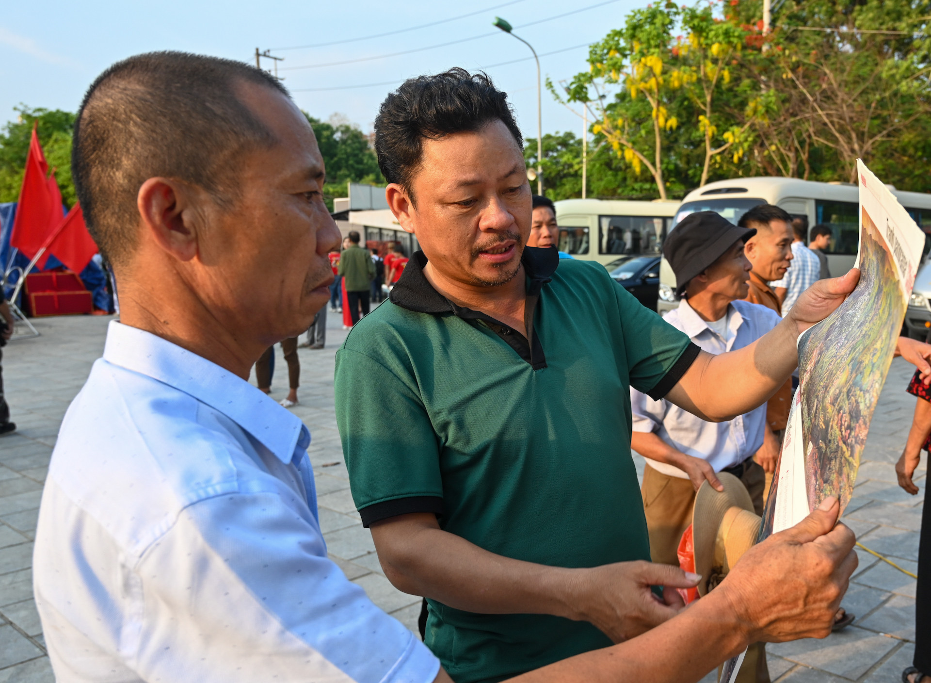 Anh Trần Đức Dũng, du khách tới từ Nam Định cho biết, anh rất ấn tượng với cách thức thể hiện cũng như giá trị thông tin mà phụ bản mang lại. "Tôi sẽ mang 4 trang phụ bản về nhà trưng bày như kỷ niệm chuyến về nguồn này", anh Dũng nói.