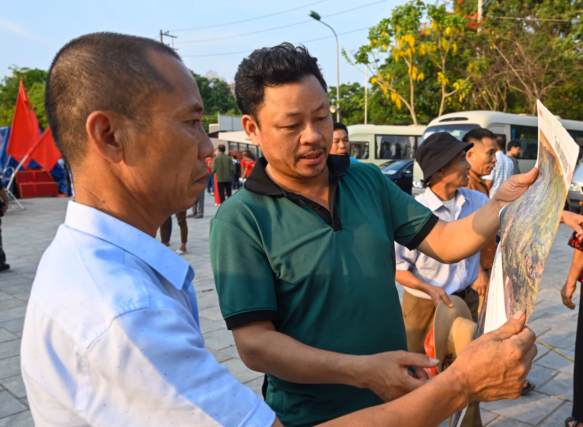 Anh Trần Đức Dũng, du khách tới từ Nam Định cho biết, anh rất ấn tượng với cách thức thể hiện cũng như giá trị thông tin mà phụ bản mang lại. "Tôi sẽ mang 4 trang phụ bản về nhà trưng bày như kỷ niệm chuyến về nguồn này", anh Dũng nói.