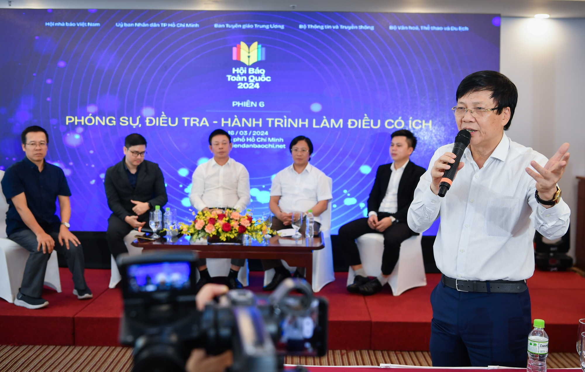 Đồng tình với nhà báo lão thành Hồng Vinh, nhà báo Hồ Quang Lợi nhấn mạnh, điều quan trọng nhất là khả năng tác nghiệp của các nhà báo để tự bảo vệ mình.