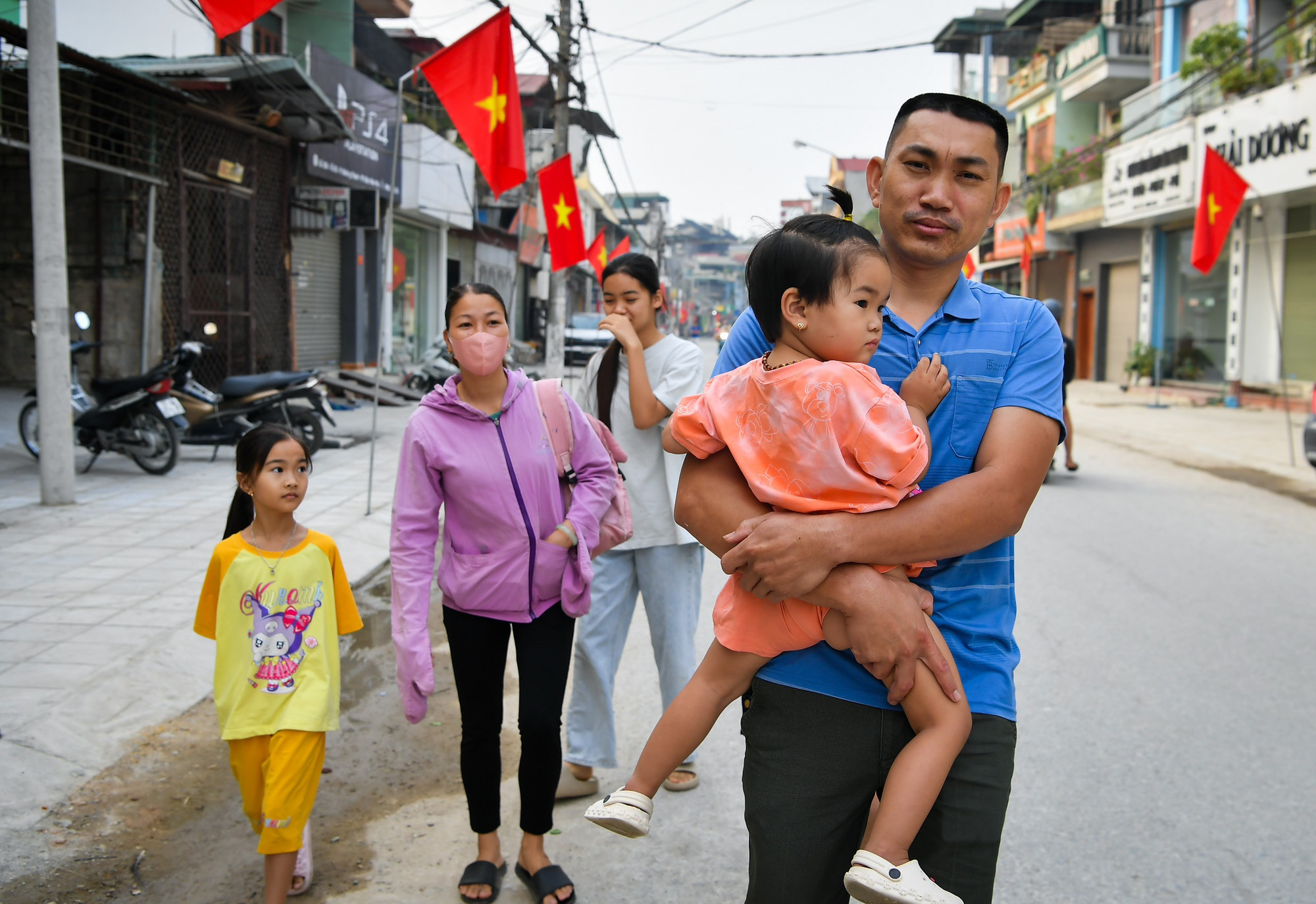 Dậy từ 5 giờ sáng, anh Hoan, một người dân sinh sống tại thành phố Điện Biên Phủ cùng cả nhà đi xem tổng duyệt diễu binh. Anh cho biết, những ngày qua, cả nhà anh đều vô cùng háo hức.