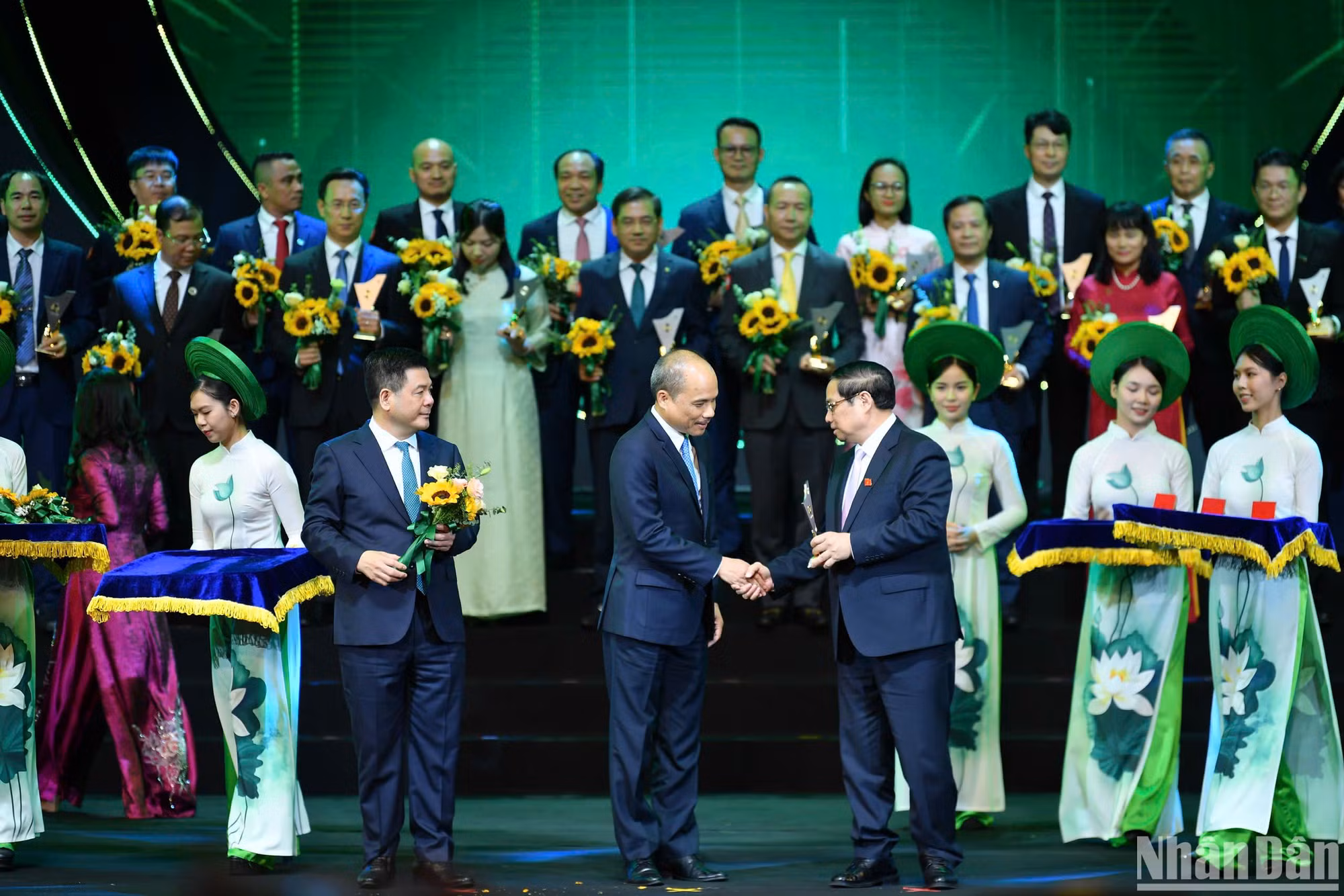 Thủ tướng Phạm Minh Chính và Bộ trưởng Nguyễn Hồng Diên trao biểu trưng vinh danh các doanh nghiệp có sản phẩm đạt Thương hiệu quốc gia Việt Nam năm 2024. (Ảnh THÀNH ĐẠT)