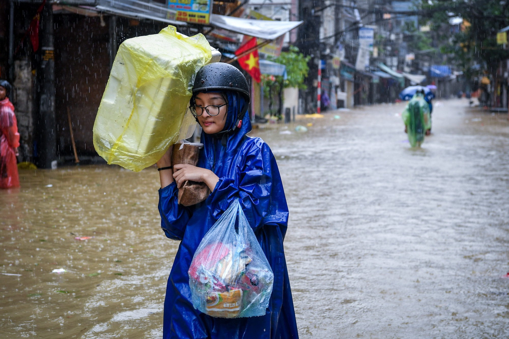 Người dân mang theo những vật dụng rời khỏi nhà chiều 11/9.